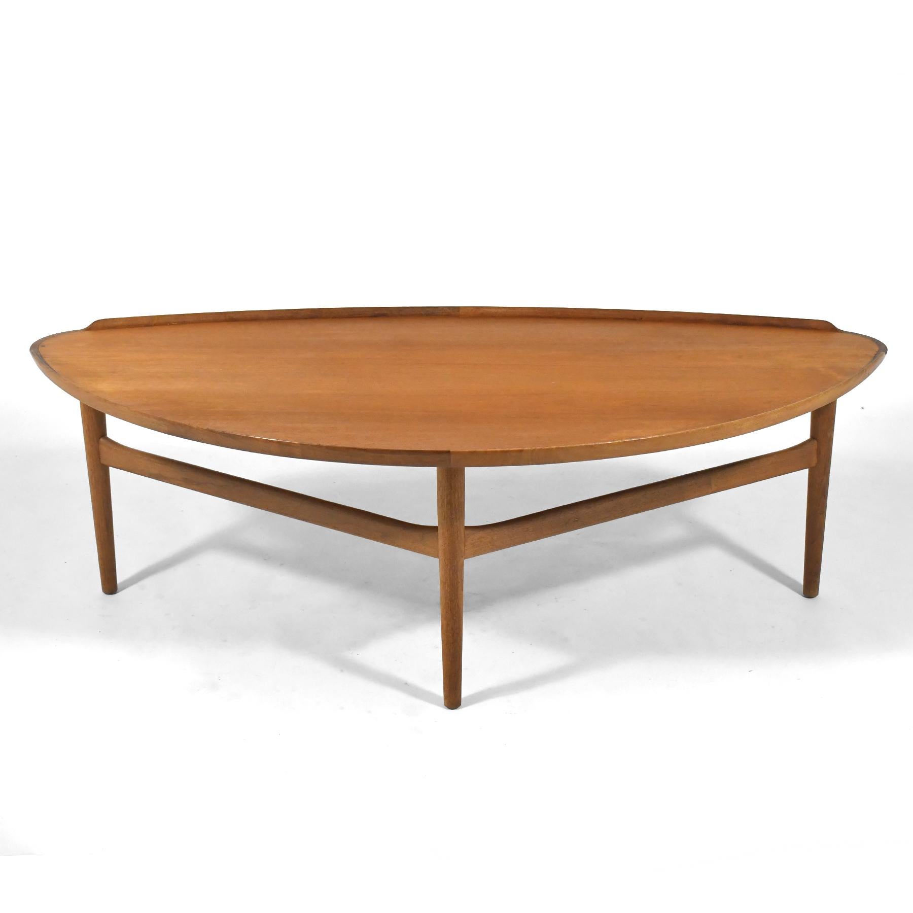 Mesa baja Finn Juhl Model 521 de Baker Escandinavo moderno en venta