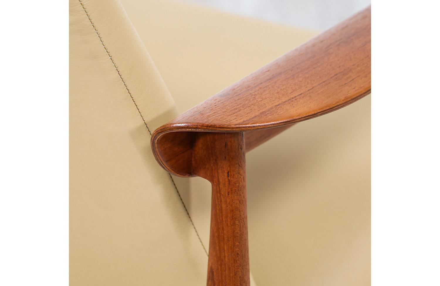 Expertly Restored - Finn Juhl Model BO-118 Teak Lounge Chair for Bovirke For Sale 4