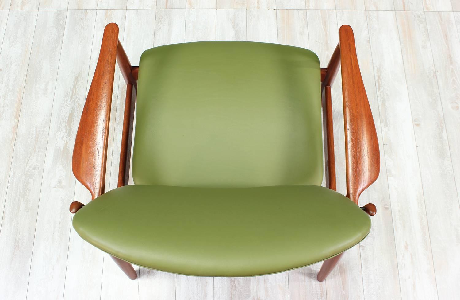 Finn Juhl Model FD-136 Lounge Chairs for France & Daverkosen In Excellent Condition In Los Angeles, CA