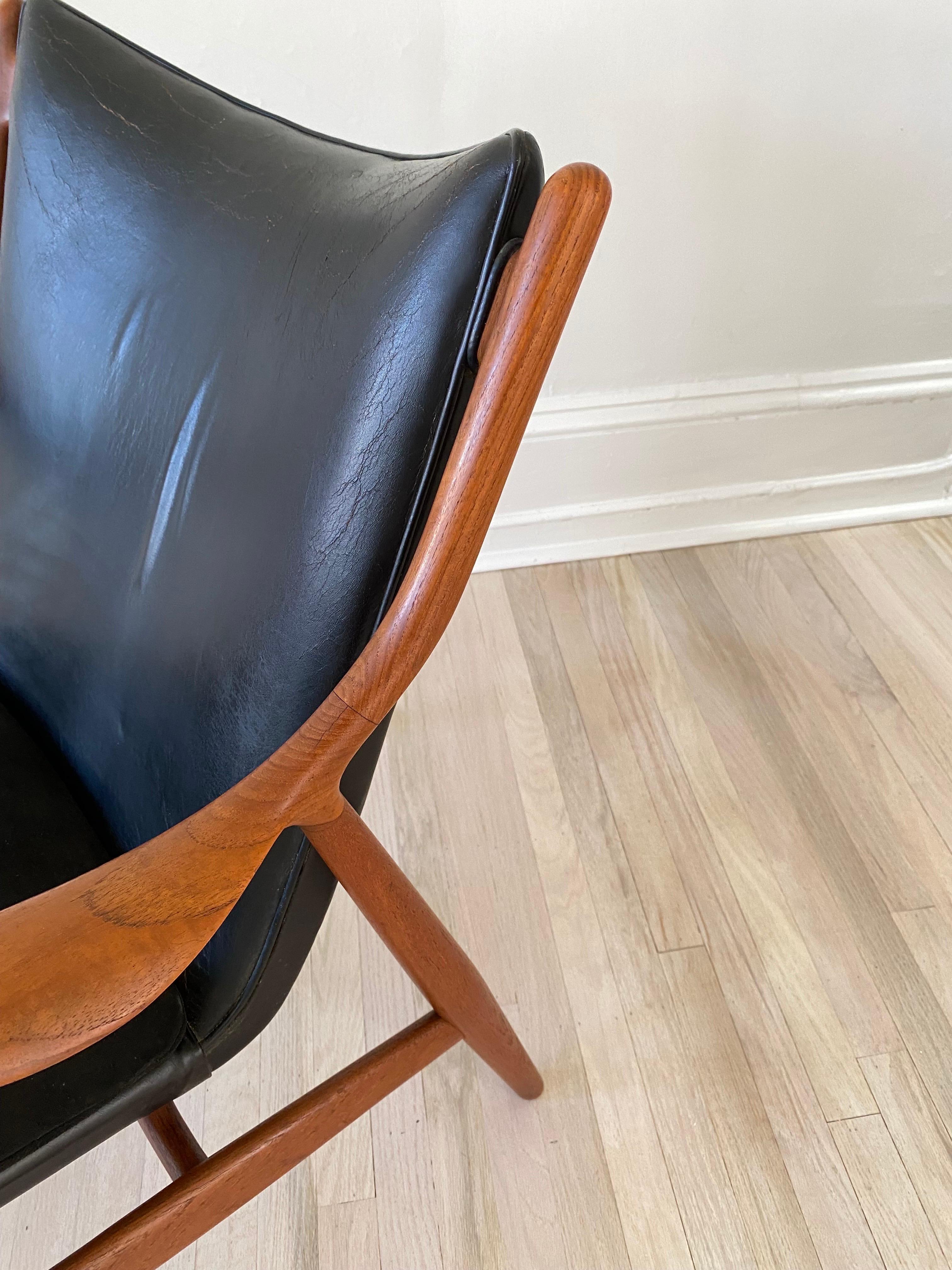 Finn Juhls original NV45 Sessel. Schwarzes Leder mit dem originalen schwarzen Wildledersitzkissen. Er wird oft als der schönste Stuhl bezeichnet, der je entworfen wurde, und ist wahrscheinlich Juhls Meisterwerk! Der Stuhl behält seine ursprünglichen