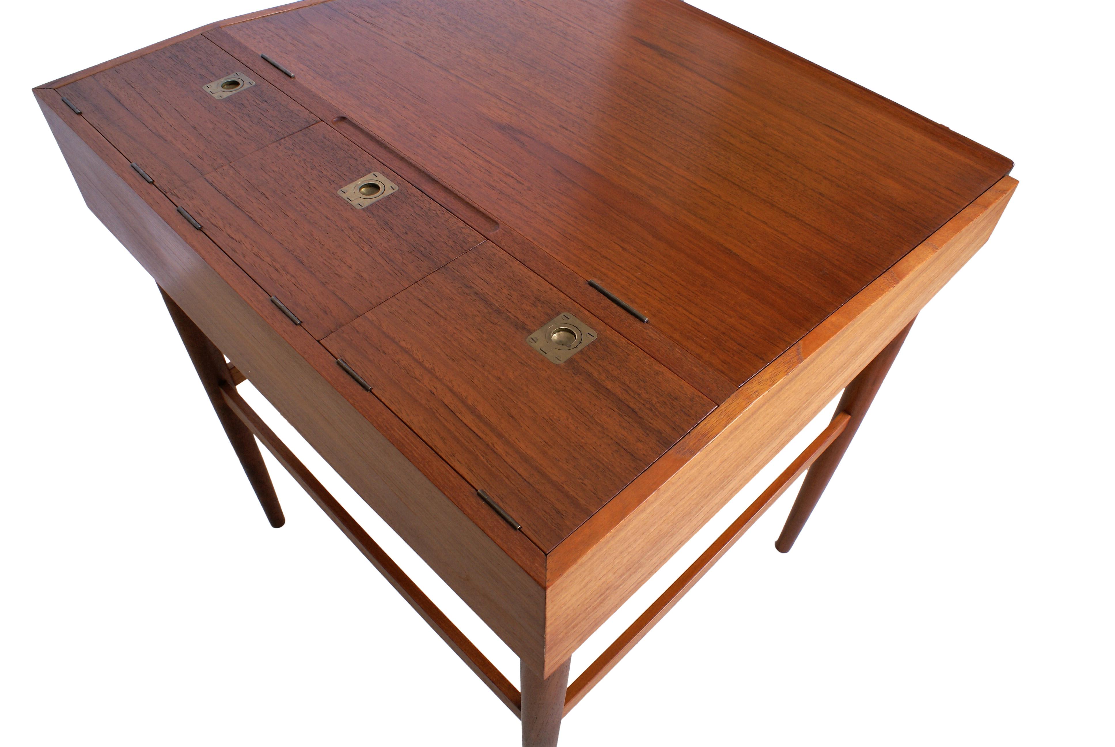 Finn Juhl NV-40 Desk for Niels Vodder in Teak, 1940 For Sale 3