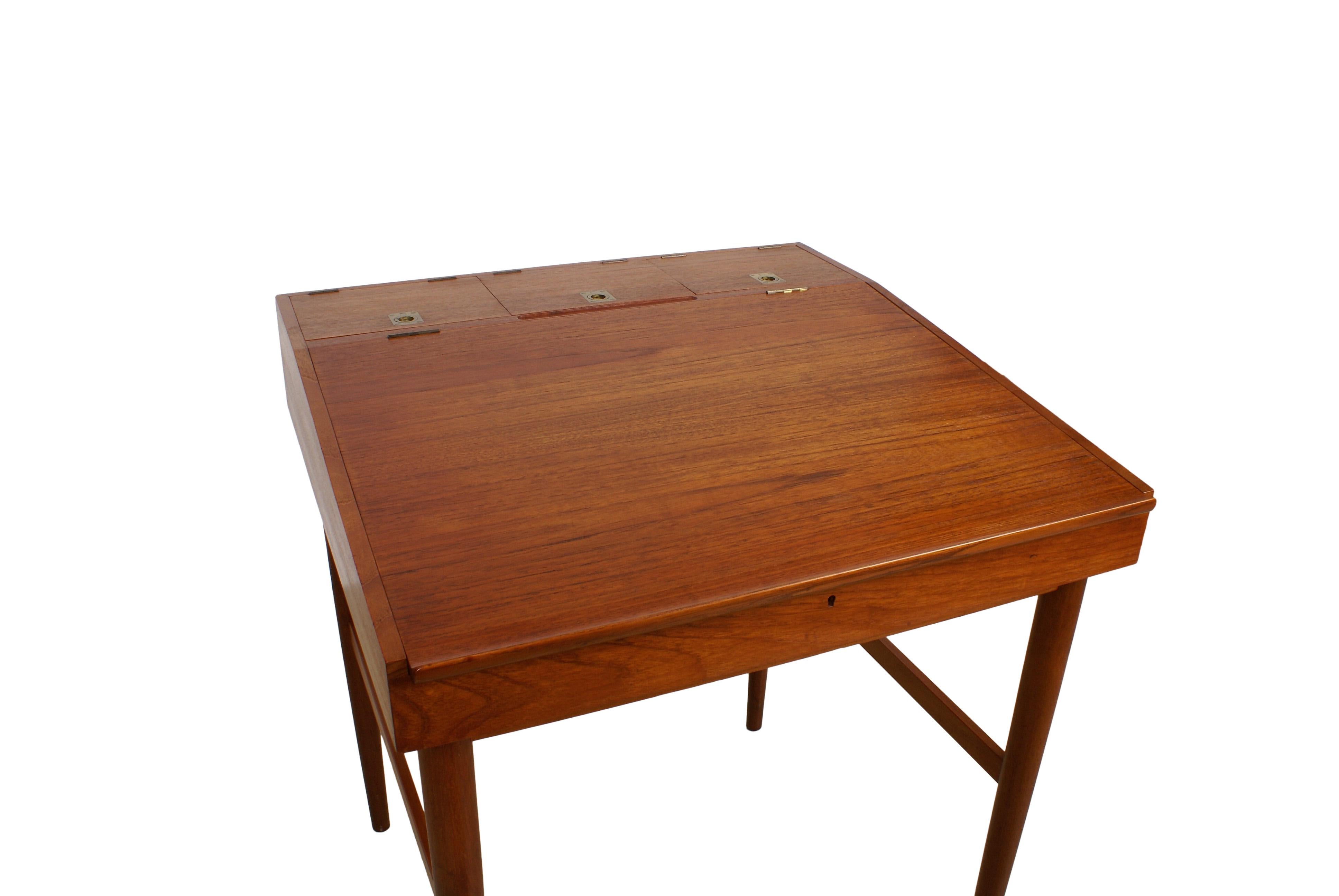 Scandinavian Modern Finn Juhl NV-40 Desk for Niels Vodder in Teak, 1940 For Sale