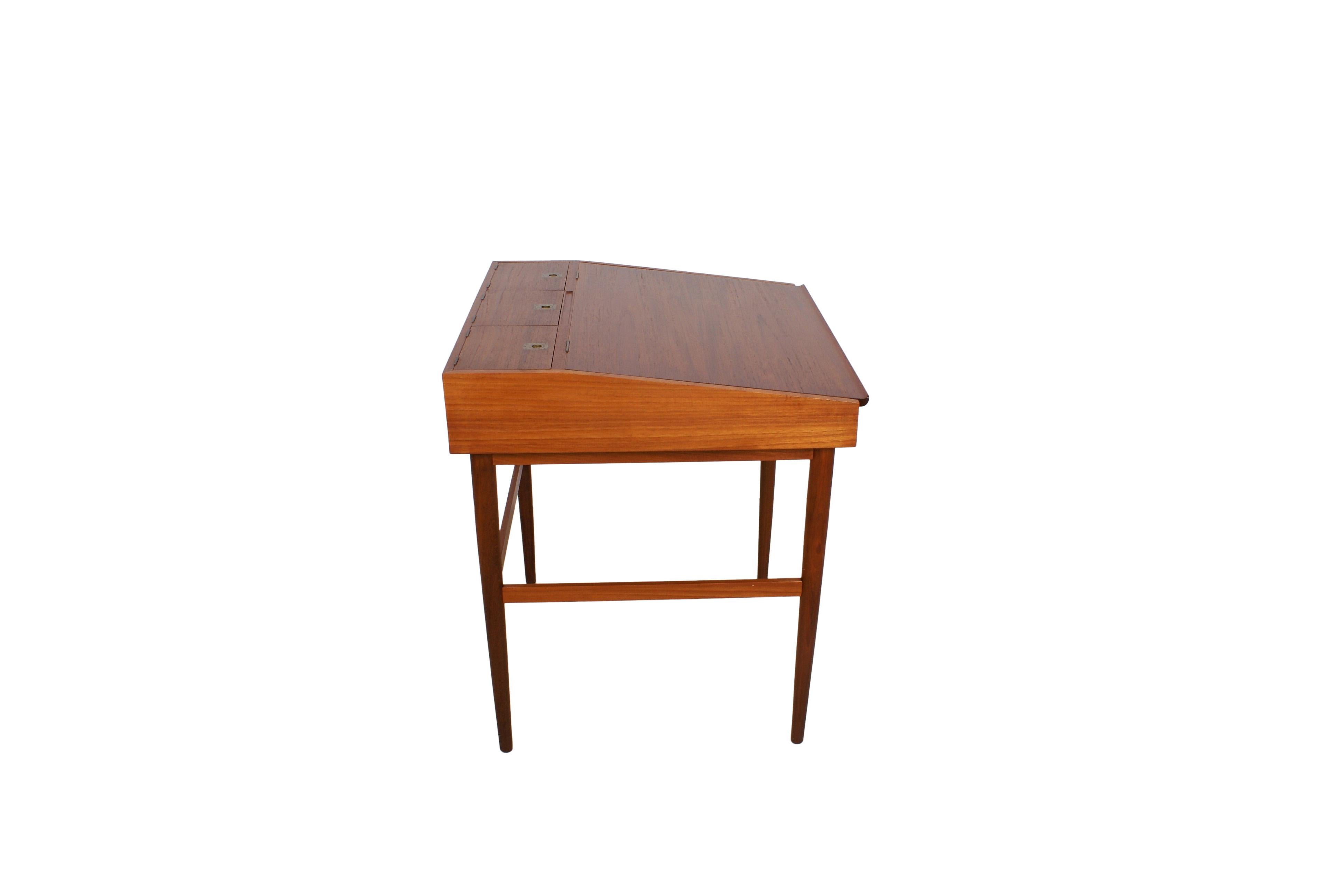 Finn Juhl NV-40 Desk for Niels Vodder in Teak, 1940 For Sale 2