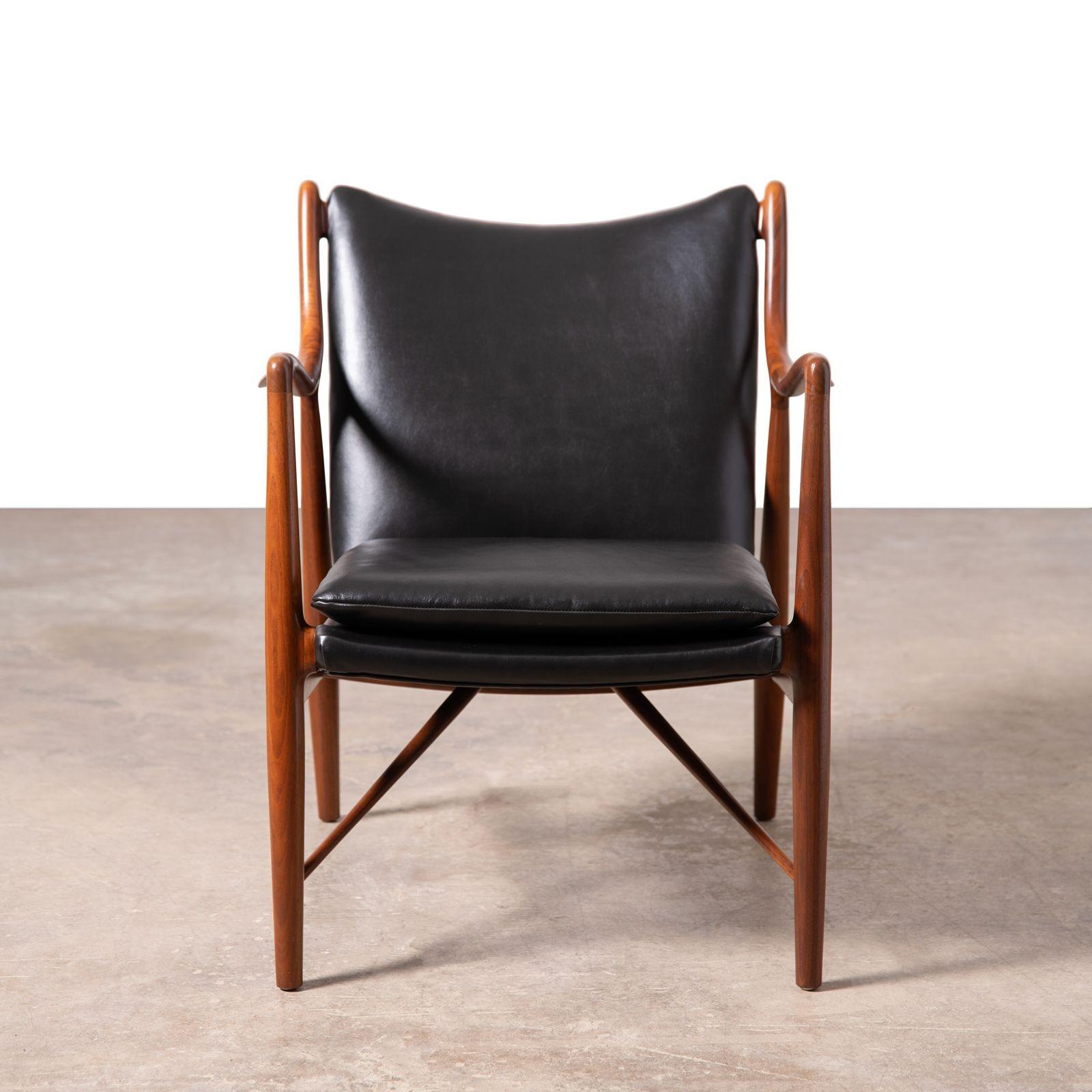 Finn Juhl NV-45 Scandinavian Lounge Chairs in Walnut and Black Leather 1950s For Sale 4