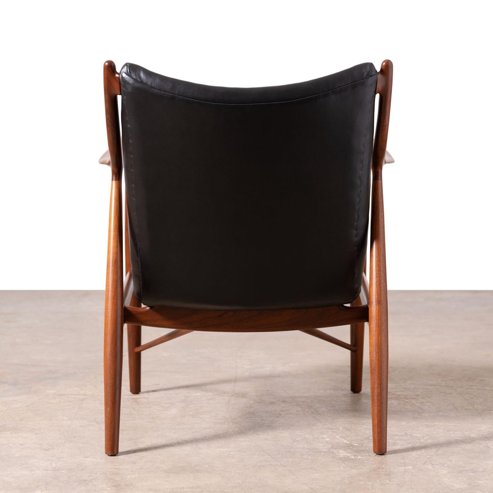 Finn Juhl NV-45 Scandinavian Lounge Chairs in Walnut and Black Leather 1950s For Sale 5