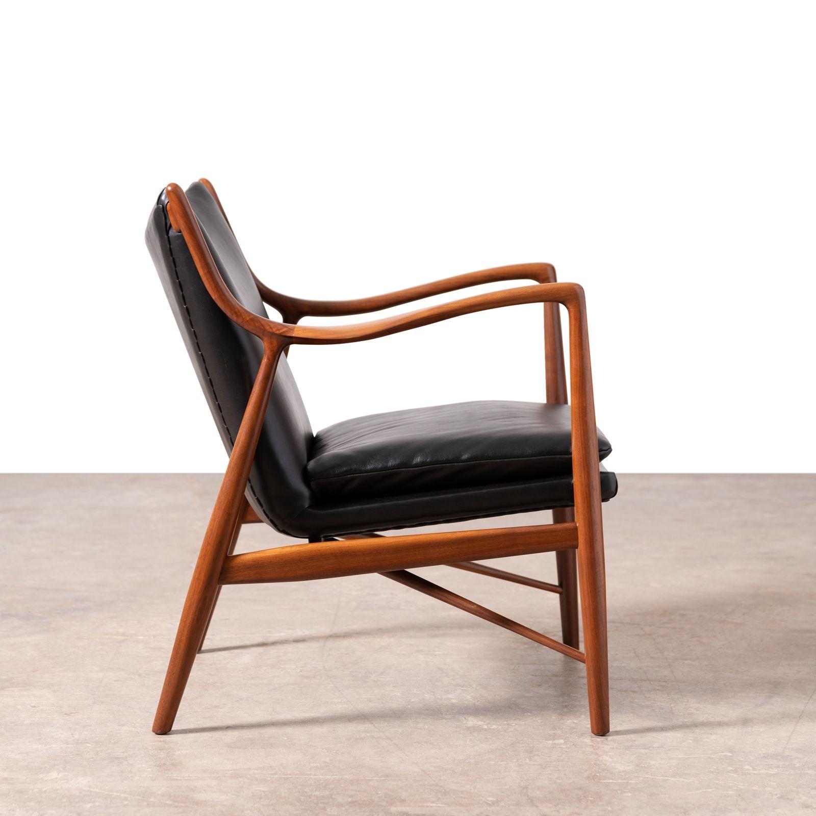 Finn Juhl NV-45 Scandinavian Lounge Chairs in Walnut and Black Leather 1950s For Sale 6