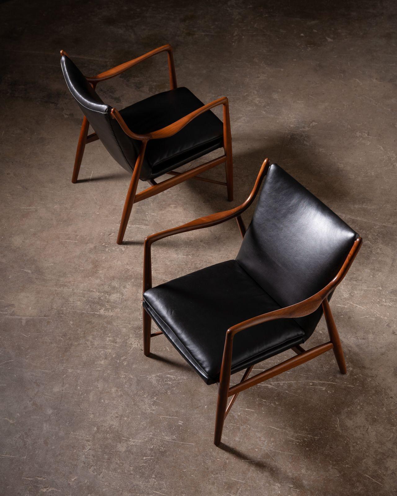 Scandinavian Modern Finn Juhl NV-45 Scandinavian Lounge Chairs in Walnut and Black Leather 1950s For Sale