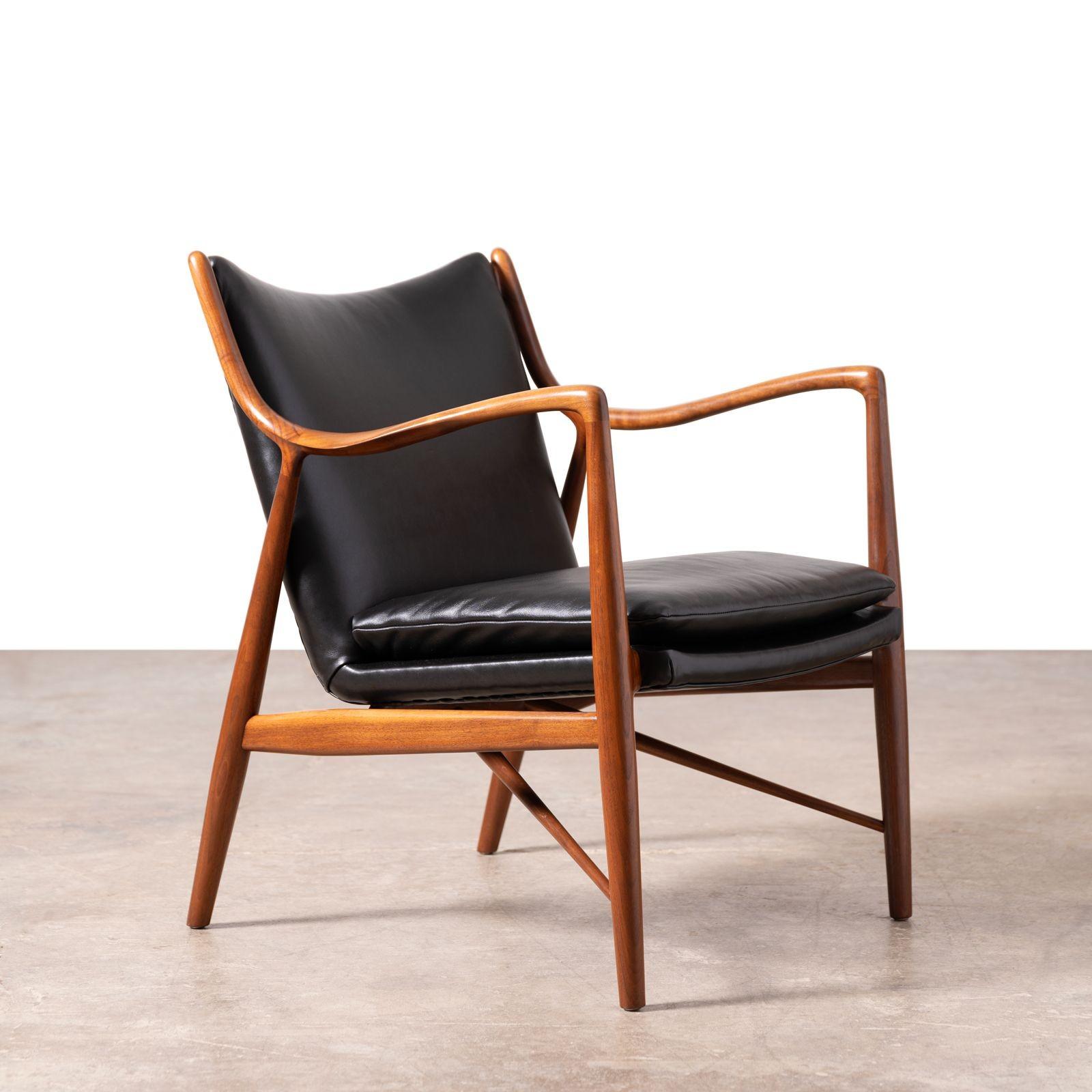 American Finn Juhl NV-45 Scandinavian Lounge Chairs in Walnut and Black Leather 1950s For Sale