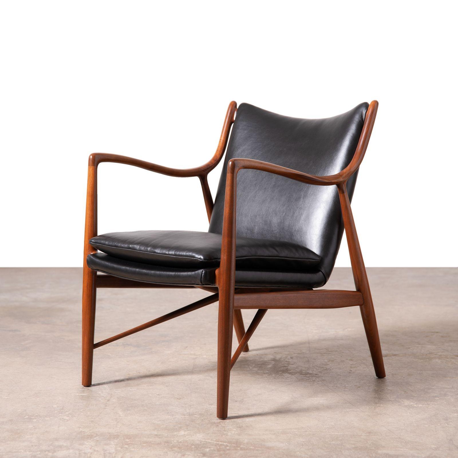 Finn Juhl NV-45 Scandinavian Lounge Chairs in Walnut and Black Leather 1950s In Excellent Condition For Sale In Dallas, TX