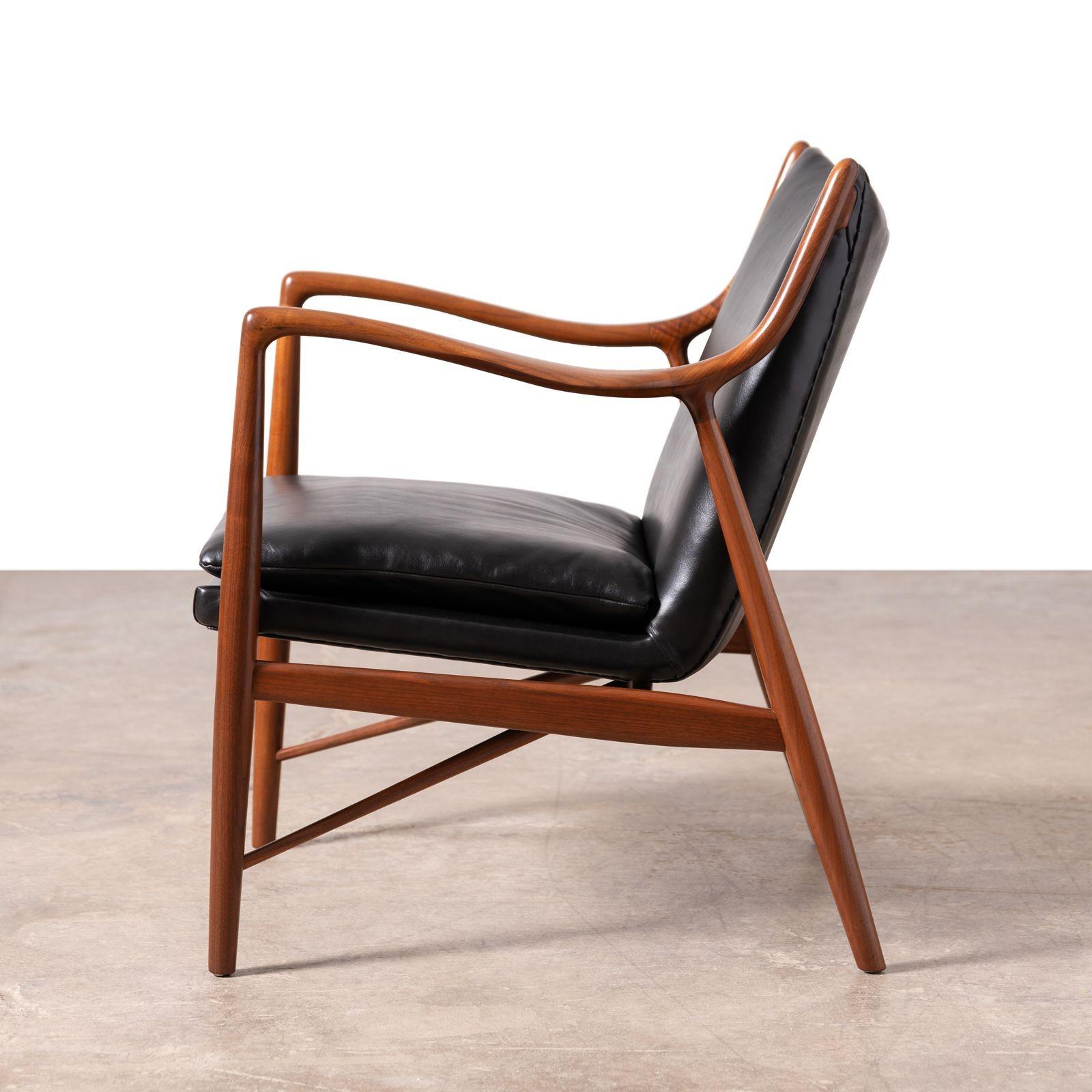 Finn Juhl NV-45 Scandinavian Lounge Chairs in Walnut and Black Leather 1950s For Sale 1