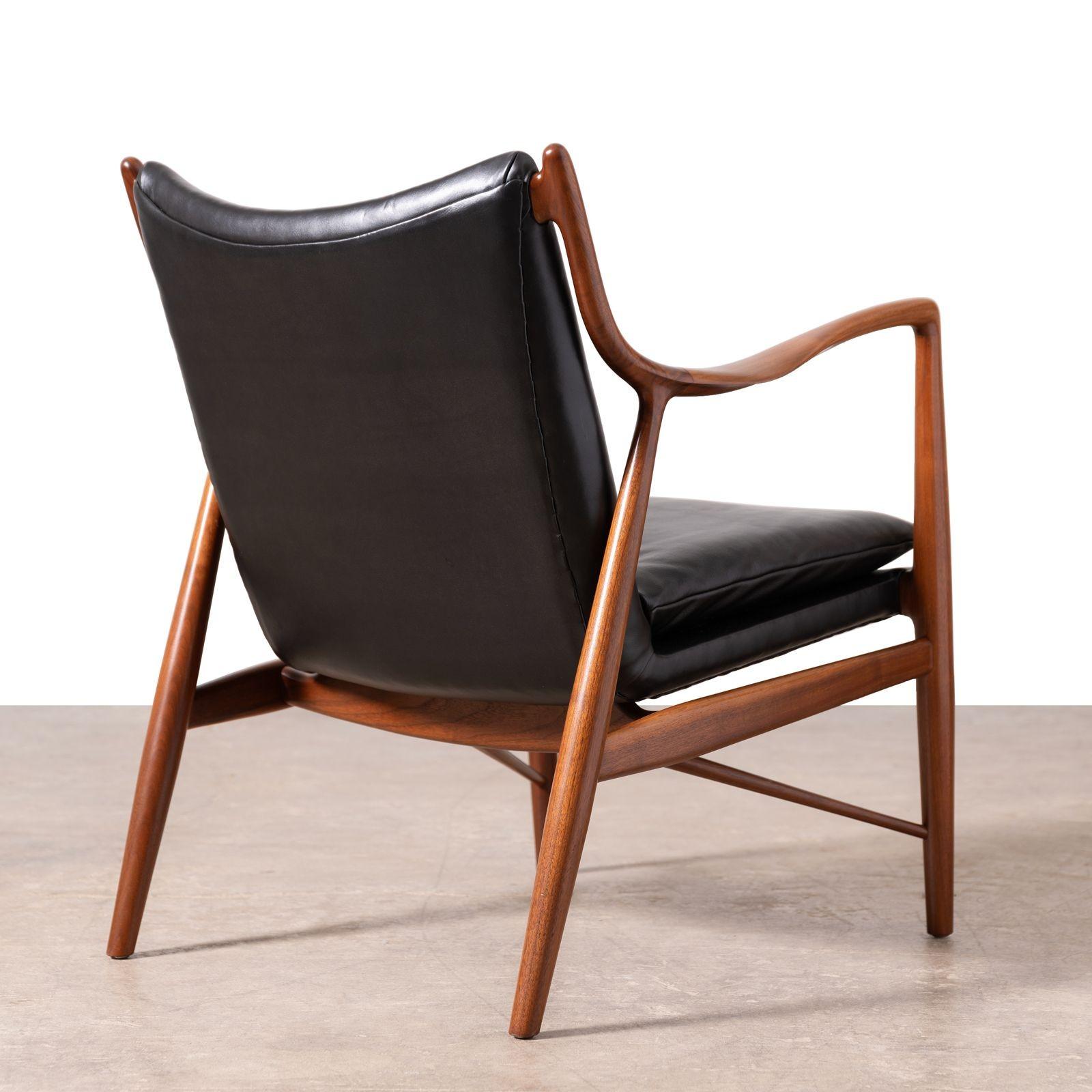 Finn Juhl NV-45 Scandinavian Lounge Chairs in Walnut and Black Leather 1950s For Sale 2