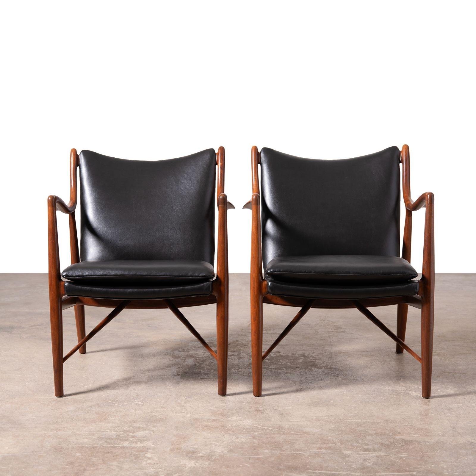 Finn Juhl NV-45 Scandinavian Lounge Chairs in Walnut and Black Leather 1950s For Sale 3