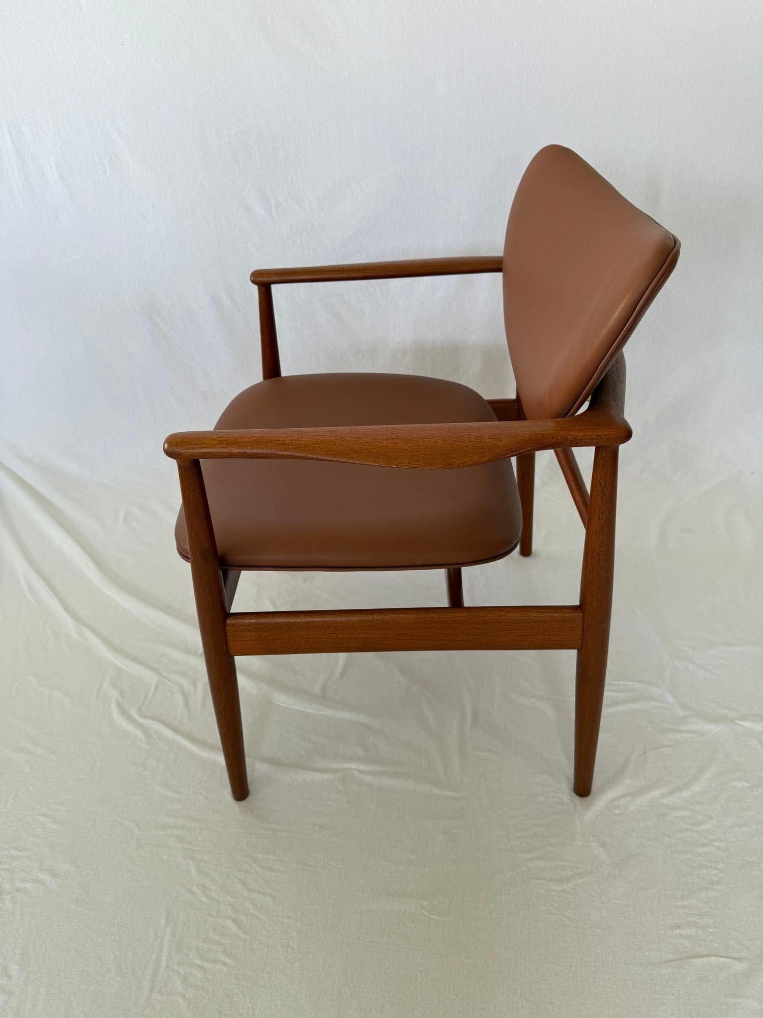 Sillón Finn Juhl modelo NV 48 fabricado por Niels Vodder, con el sello del fabricante en la camilla trasera. La madera es de teca.