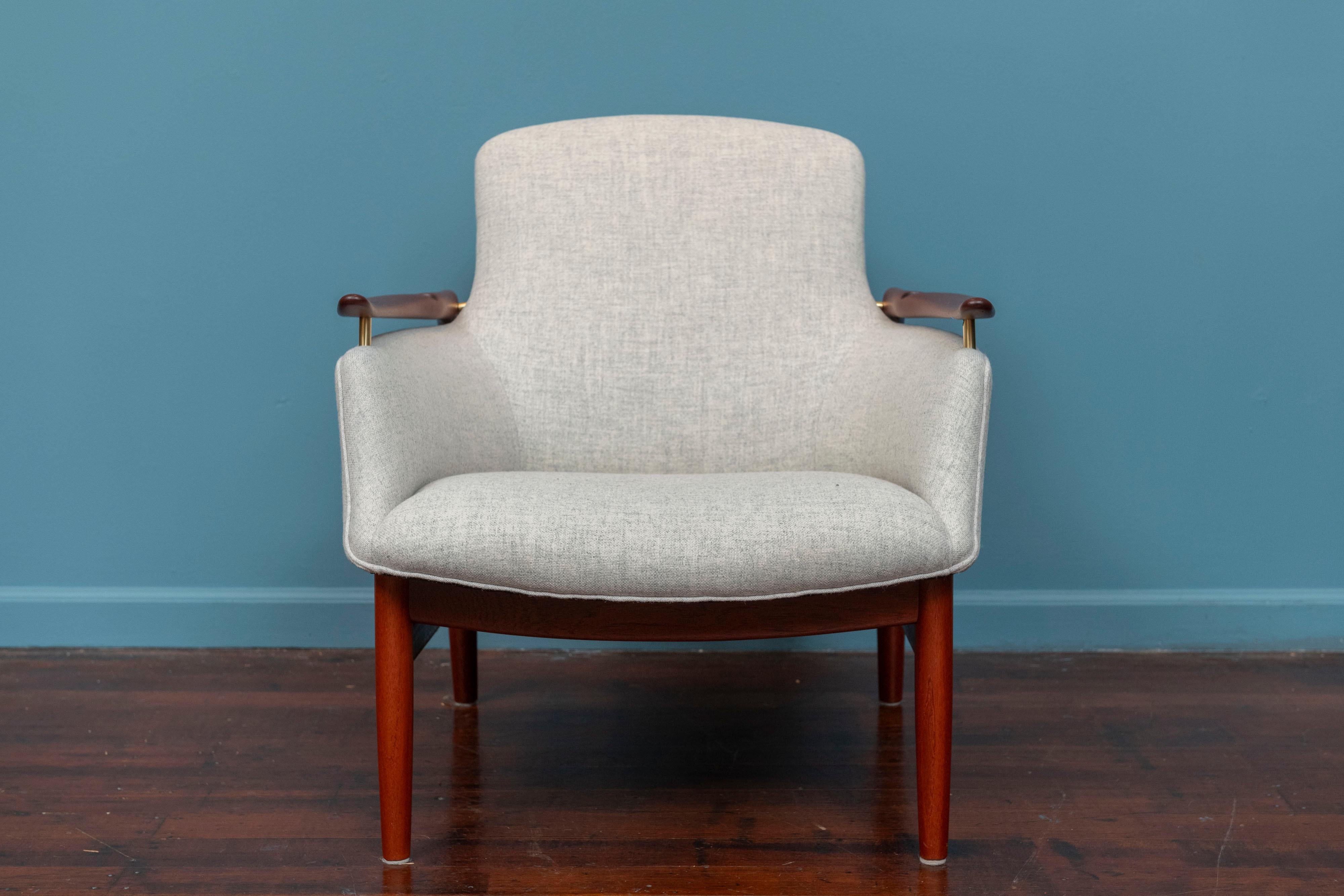 Finn Juhls Entwurf NV-53 Lounge Chair für Niels Vodder, Dänemark. Anspruchsvoller und eleganter Stuhl mit Armlehnen und Gestell aus massivem Teakholz, hergestellt von Niels Vodder im Jahr 1953. Neu und liebevoll aufgearbeitet und gepolstert