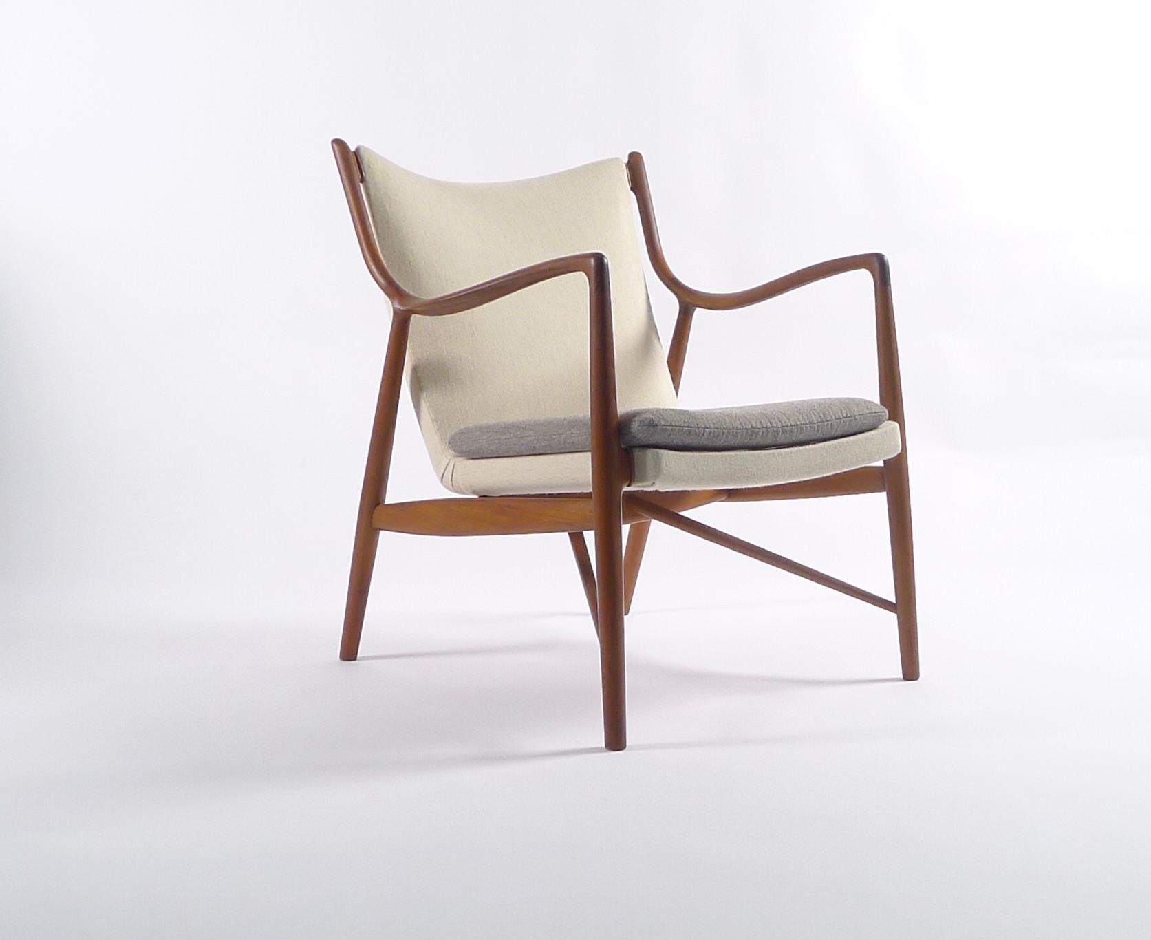 Finn Juhl NV45 teak armchair, original example made by Niels Vodder, design 1945.

In lovely condition, with recent upholstery in oatmeal wool with pale grey cushion.
