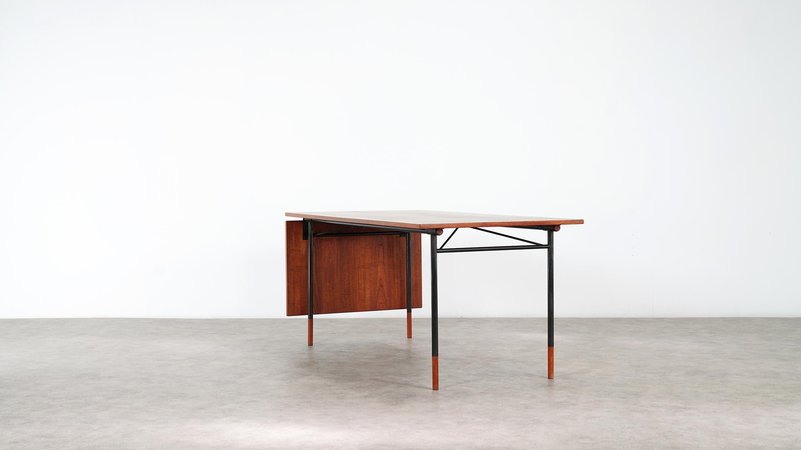 Finn Juhl Nyhavn Desk & Table, 1st Edition, 1945 by Illums Bolighus, København 2