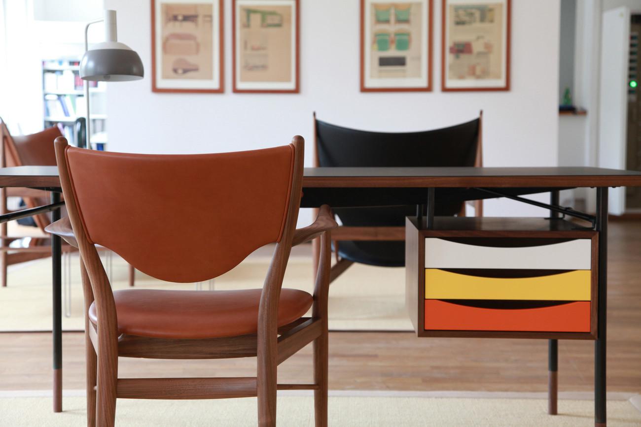 Finn Juhl Nyhavn Desk Wood and Black Lino with Tray Unit in Warm Colorway 4