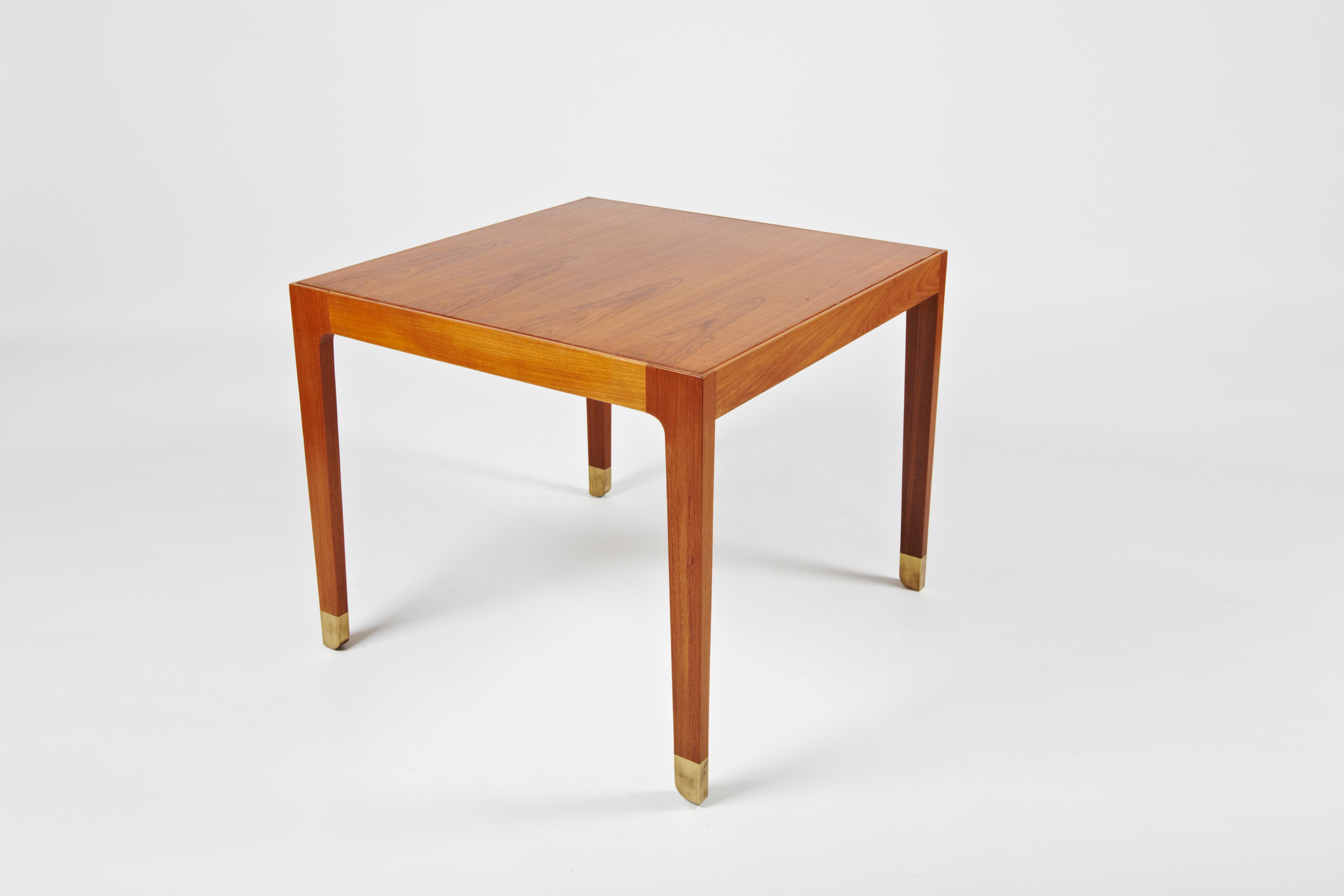 En 1947, Finn Juhl a reçu la médaille Eckersberg pour son travail d'aménagement intérieur du magasin de Bing et Design/One. Parmi les objets conçus pour le magasin de Bing et Grøndahl figuraient 12 tables d'exposition, dont 2 sont vendues ici.