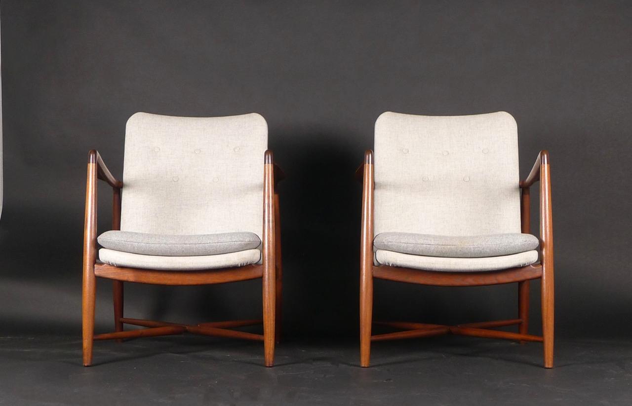 Mid-Century Modern Finn Juhl, Pair of Fireplace Chairs, model BO59, by Bovirke, designed 1946 For Sale