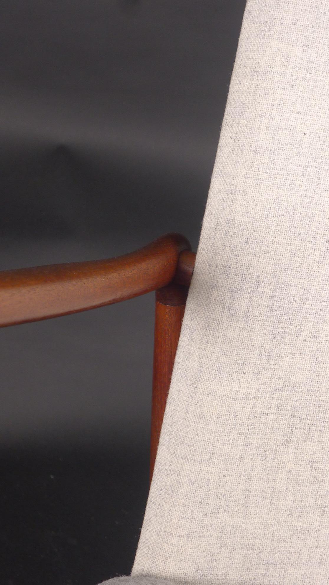 Tissu d'ameublement Paire de chaises de cheminée Finn Juhl, modèle BO59, conçue en 1946 par Bovirke en vente