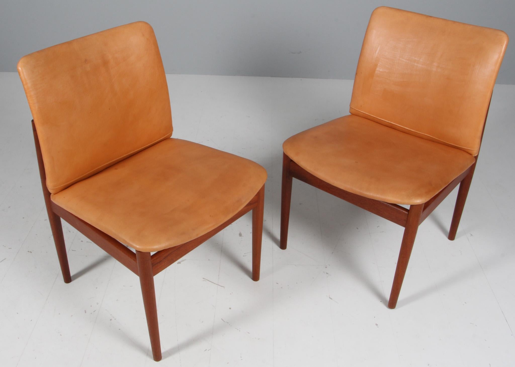 Finn Juhl pair of lounge chair with patinated neature upholstery with a wonderful patina. 

Frame of solid teak.

Model 191 , made by France & Daverkosen.