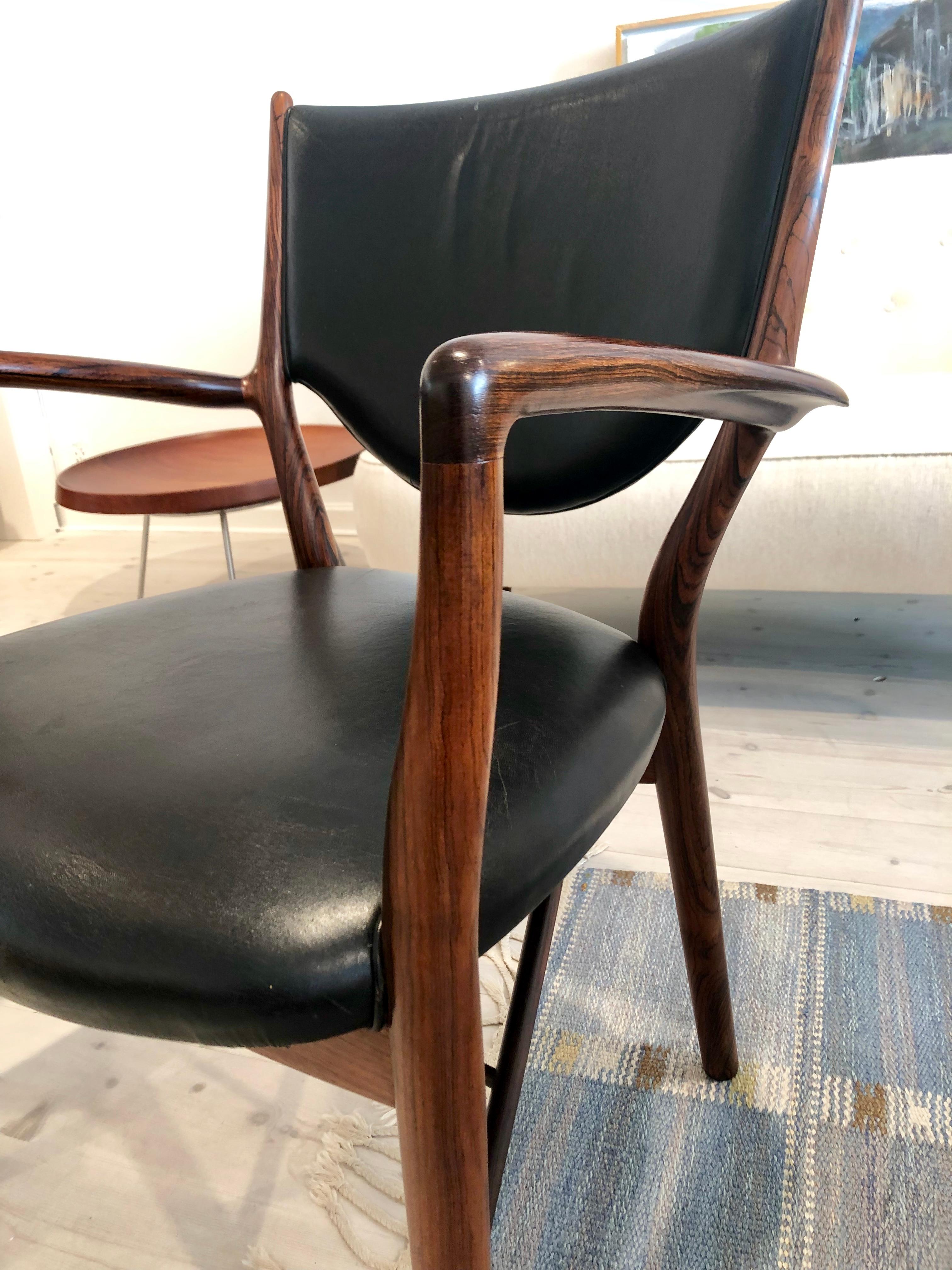 Finn Juhl Pair of NV46 Armchairs in Brazilian Rosewood for Niels Vodder, 1946 For Sale 3