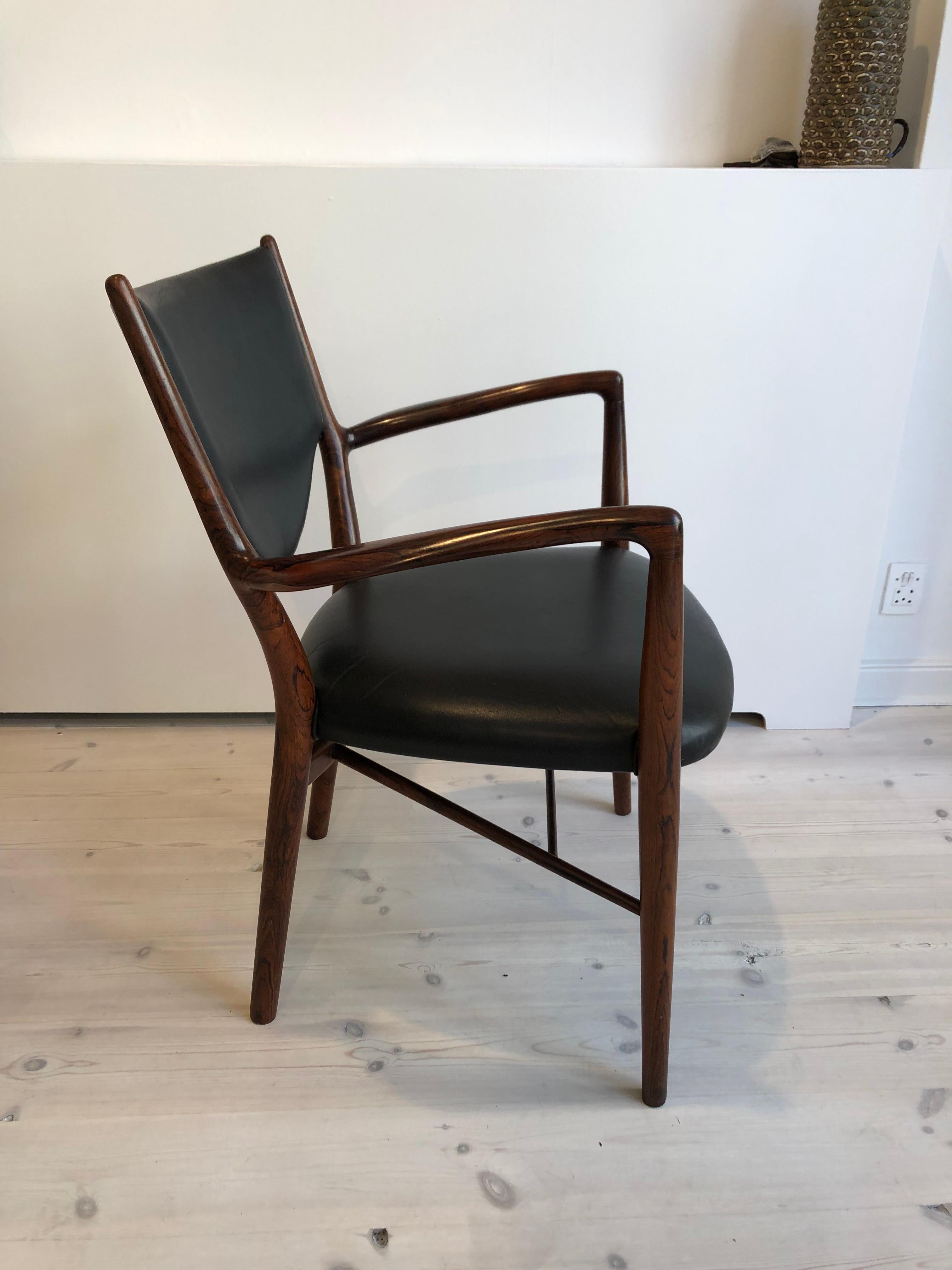 Finn Juhl Pair of NV46 Armchairs in Brazilian Rosewood for Niels Vodder, 1946 For Sale 5