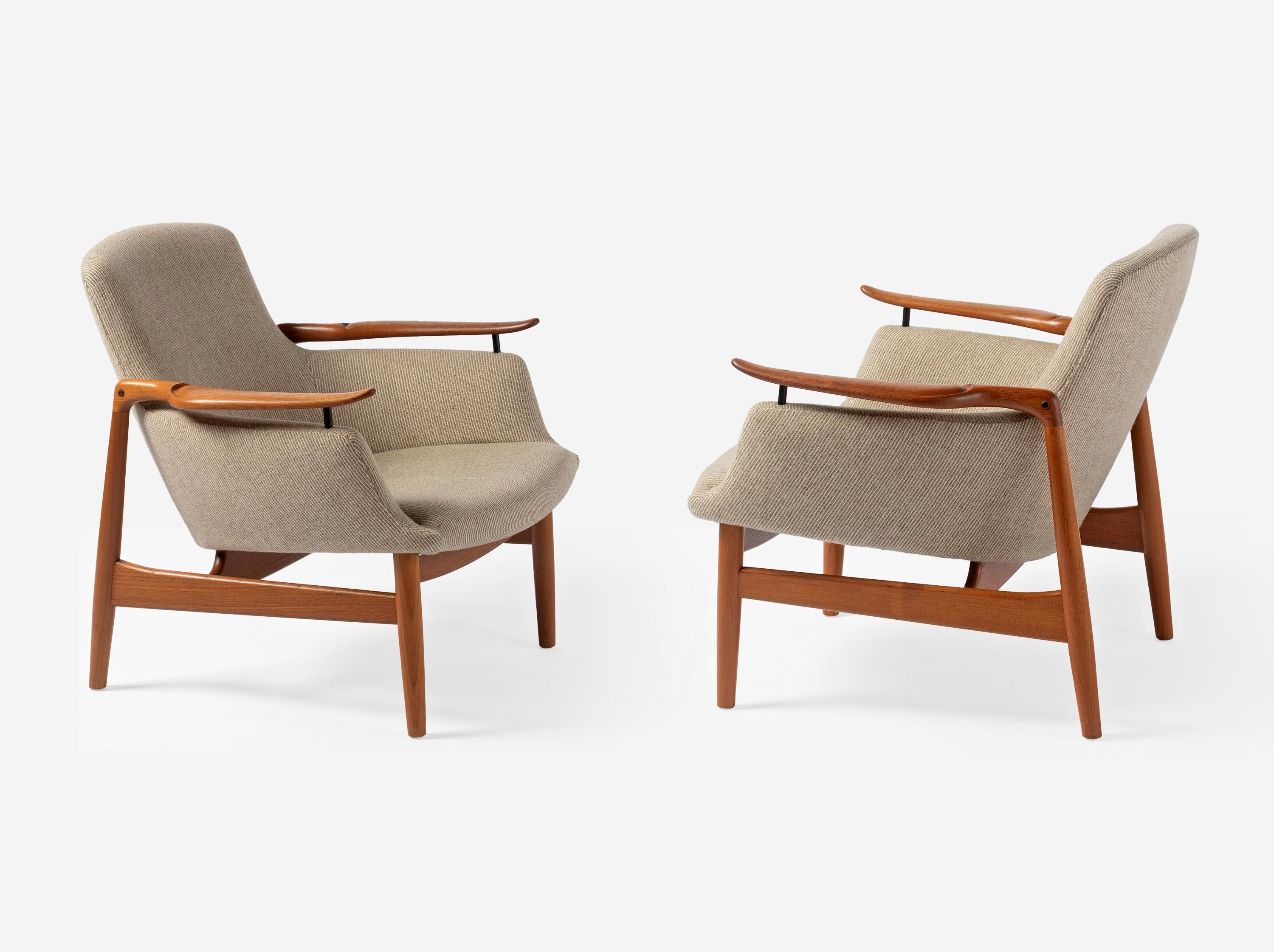 Finn Juhls - Paire de rares chaises longues NV-53, 1953

L'un des designs les plus rares et les plus recherchés de Finn Juhls. Le NV-53 a été fabriqué par le maître ébéniste Niels Vodder, collaborateur de longue date de Juhls pendant sa période la