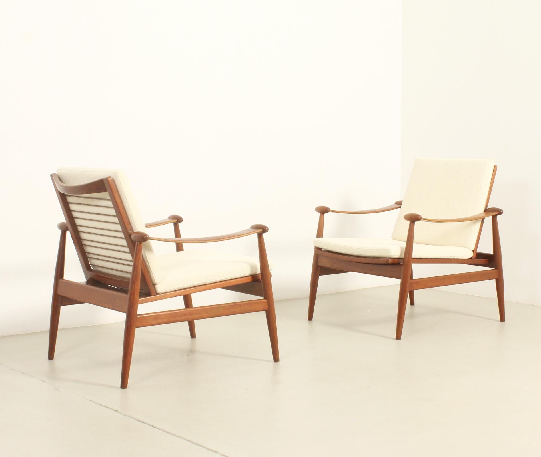 Paire de fauteuils Spade modèle FD 133 conçus en 1953 par Finn Juhl pour France et Søn, Danemark. Structure en bois de teck avec ressorts d'origine et nouveaux coussins rembourrés en tissu bouclé. 
