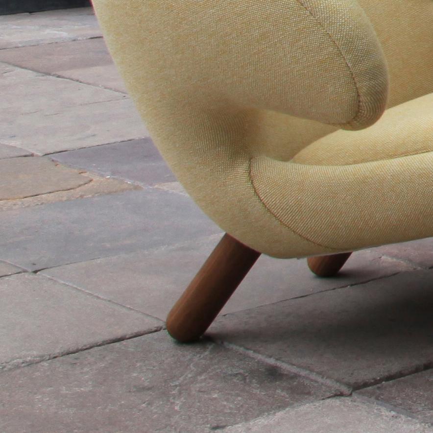 Finn Juhl Pelican Chair, Fabric and Wood In Good Condition In Barcelona, Barcelona