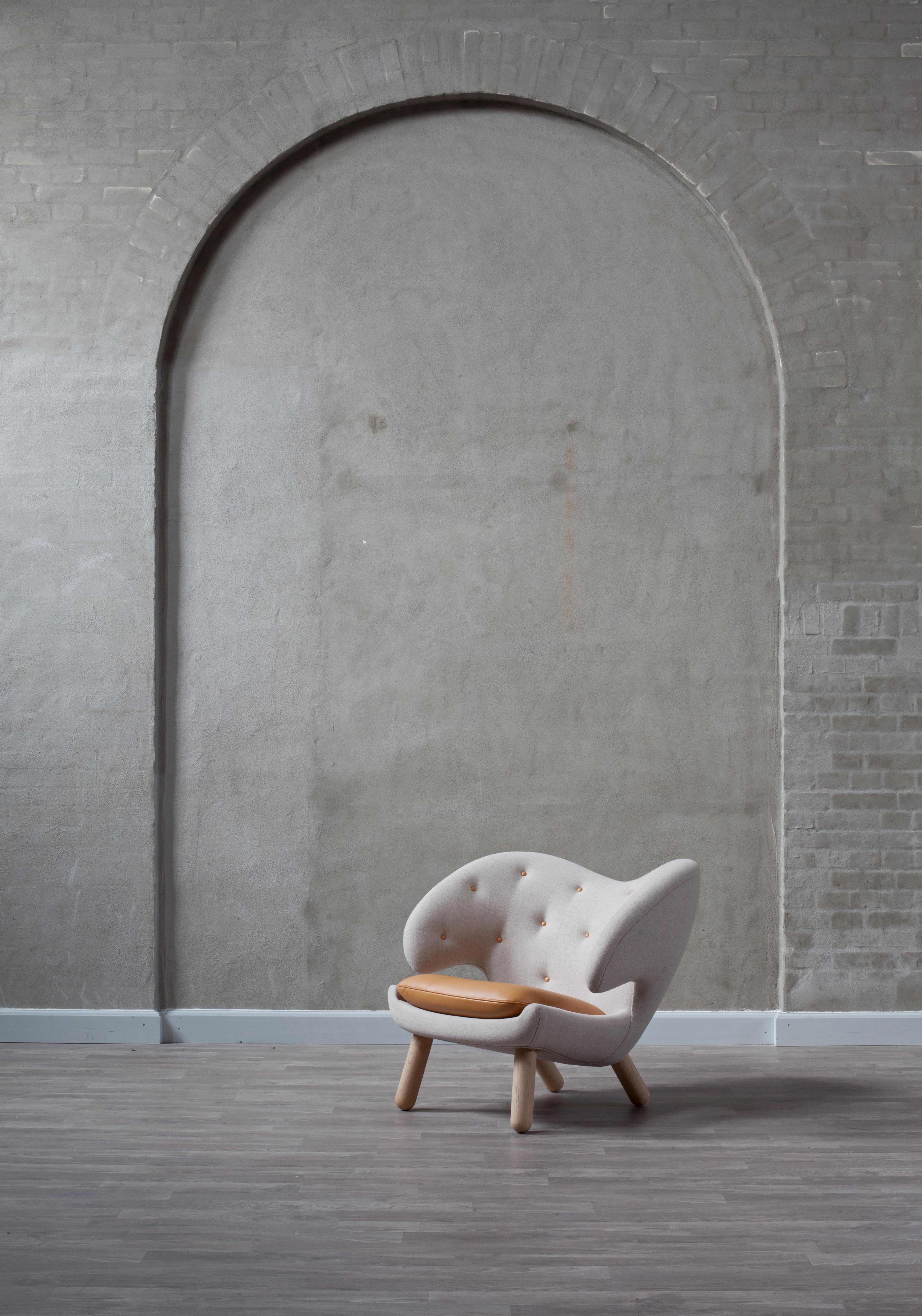 Modern Finn Juhl Pelican Chair Grey Fabric and Leather