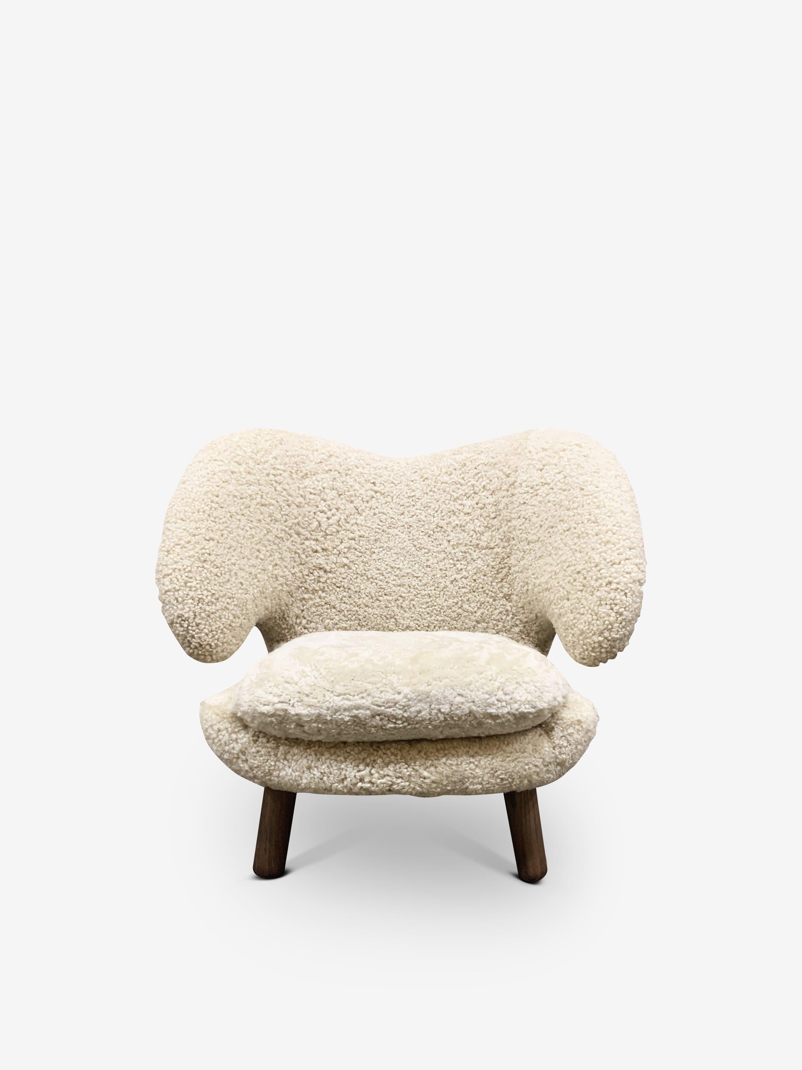 Finn Juhl Pelican Chair in Moonlight Sheepskin by House of Finn Juhl Var In New Condition For Sale In Sag Harbor, NY