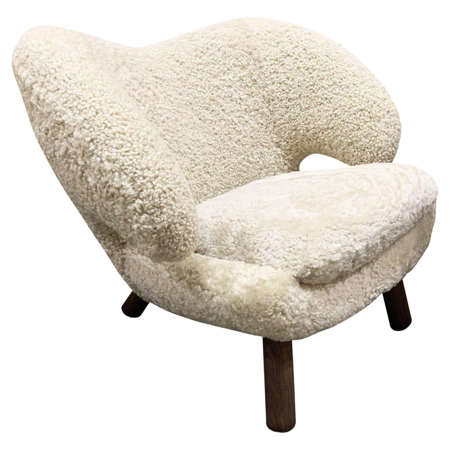 Finn Juhl Pelican Chair in Moonlight Sheepskin by House of Finn Juhl Var
