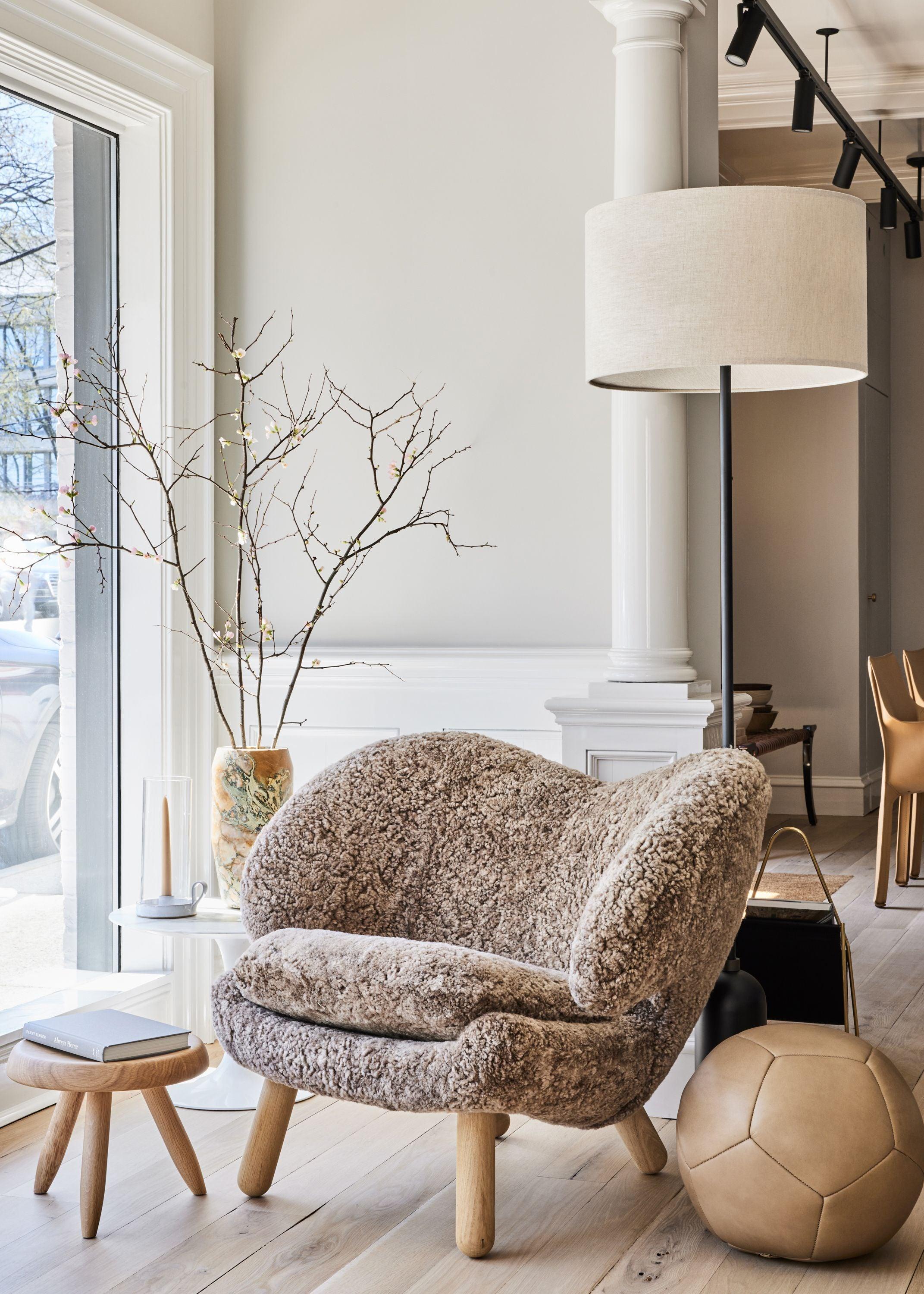 Add a touch of timeless elegance to any home with the Finn Juhl Pelican Chair in Sahara Sheepskin. Crafted from luxurious sheepskin and the iconic Pelican design from Finn Juhl, this eye-catching chair will make a statement in any room. With its