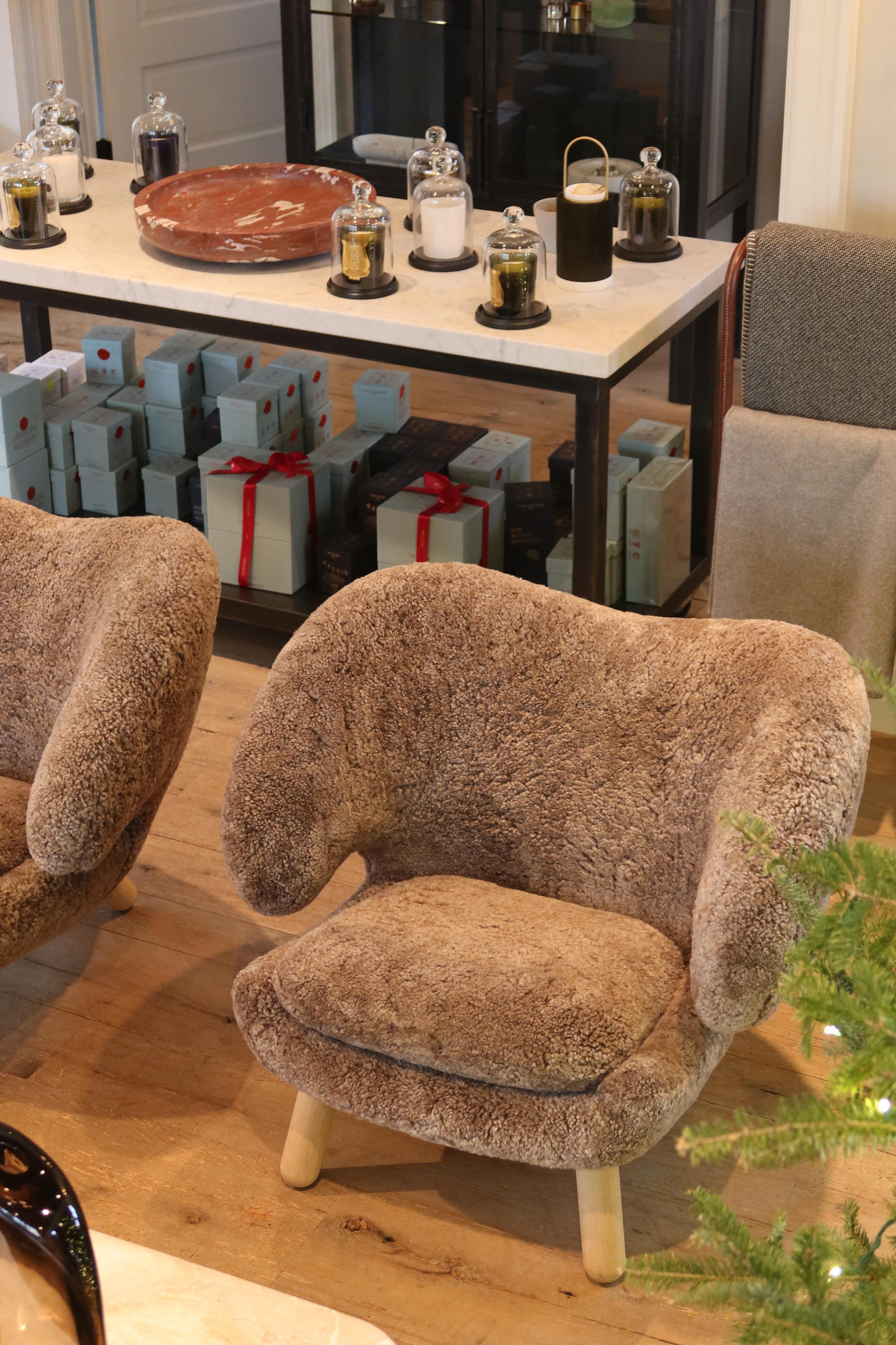 Finn Juhl Pelican Chair in Sahara Sheepskin by House of Finn Juhl In New Condition In Sag Harbor, NY