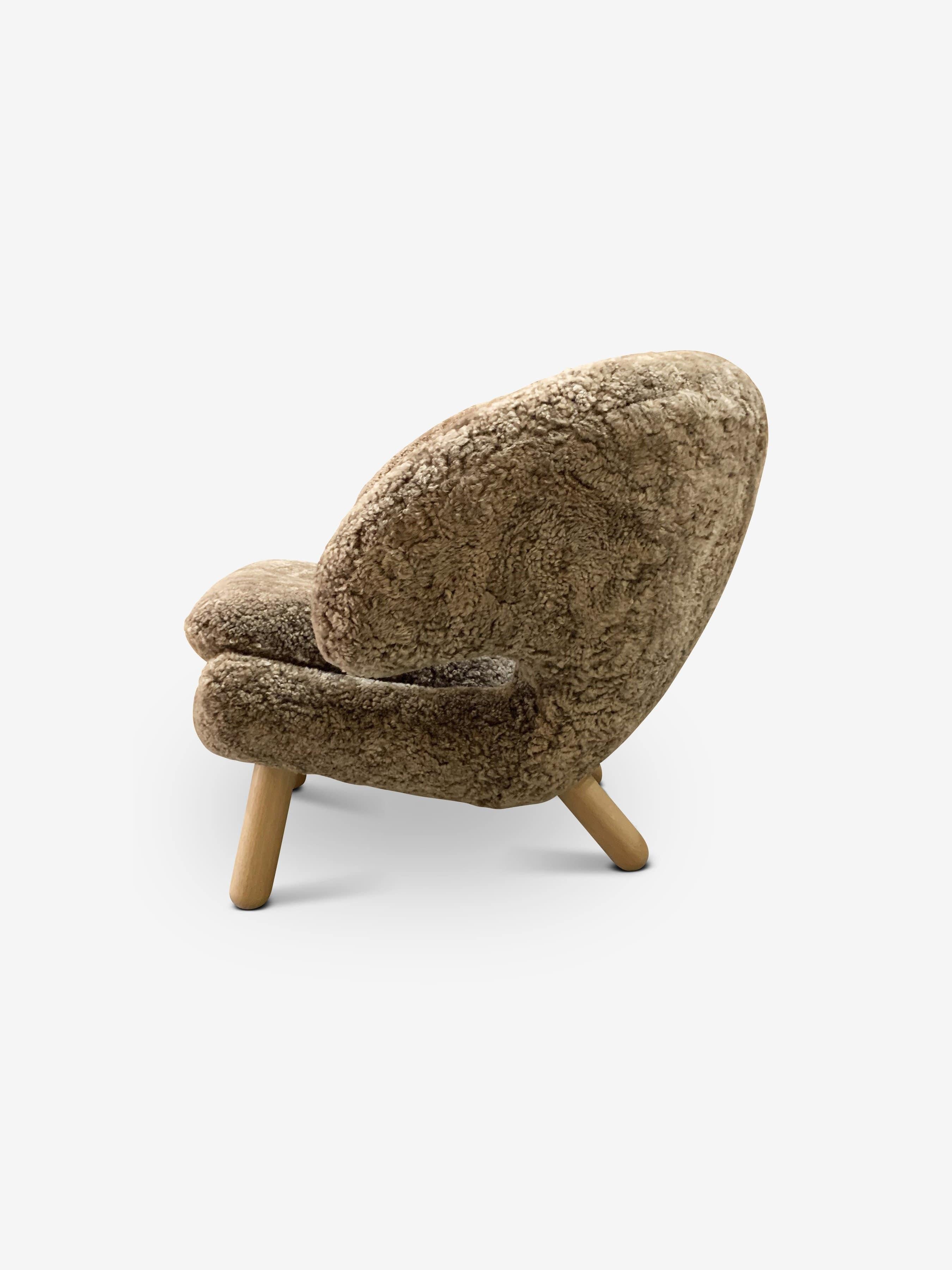 Finn Juhl Pelican Chair in Sahara Sheepskin by House of Finn Juhl 2