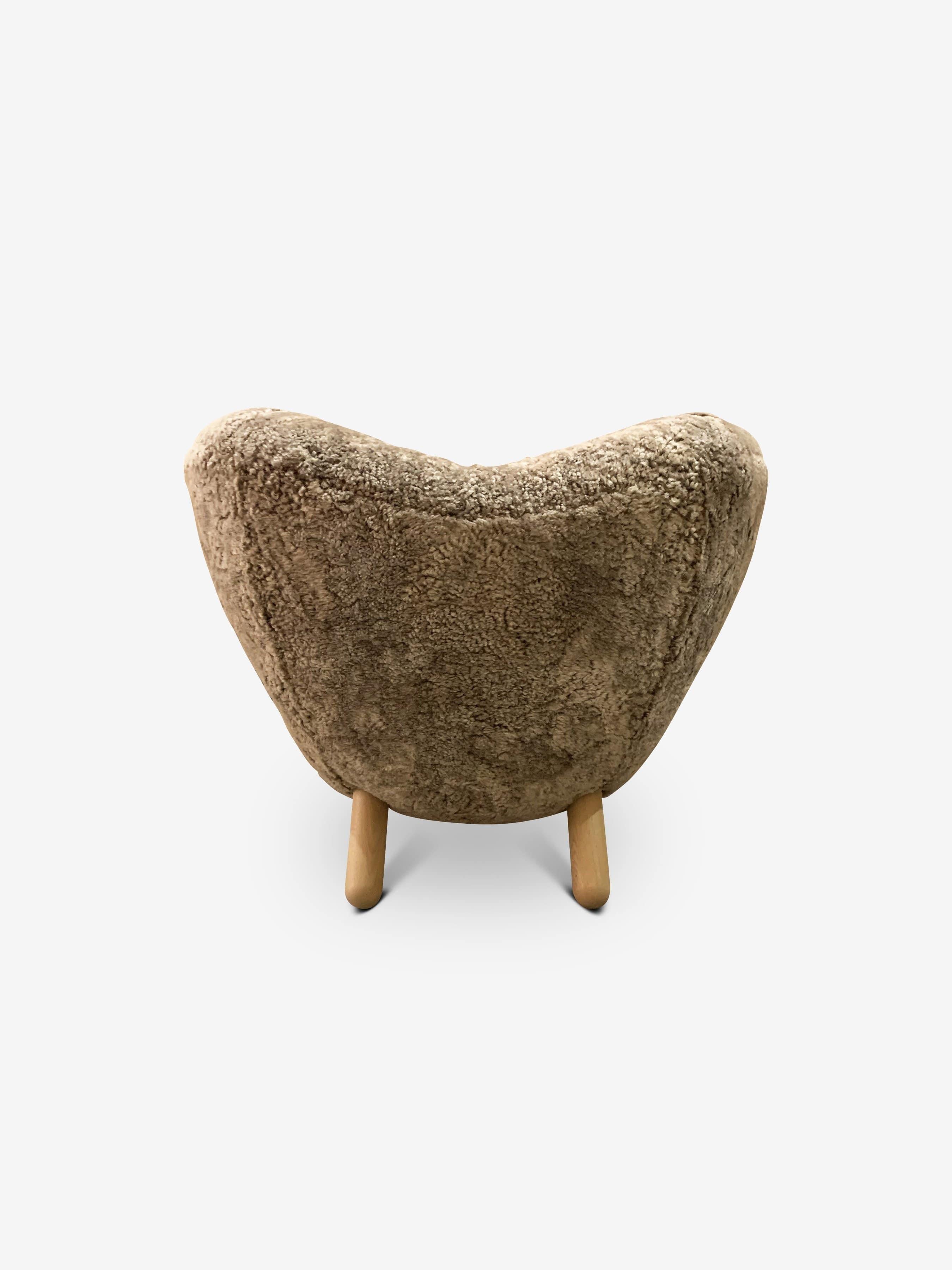 Finn Juhl Pelican Chair in Sahara Sheepskin by House of Finn Juhl 3