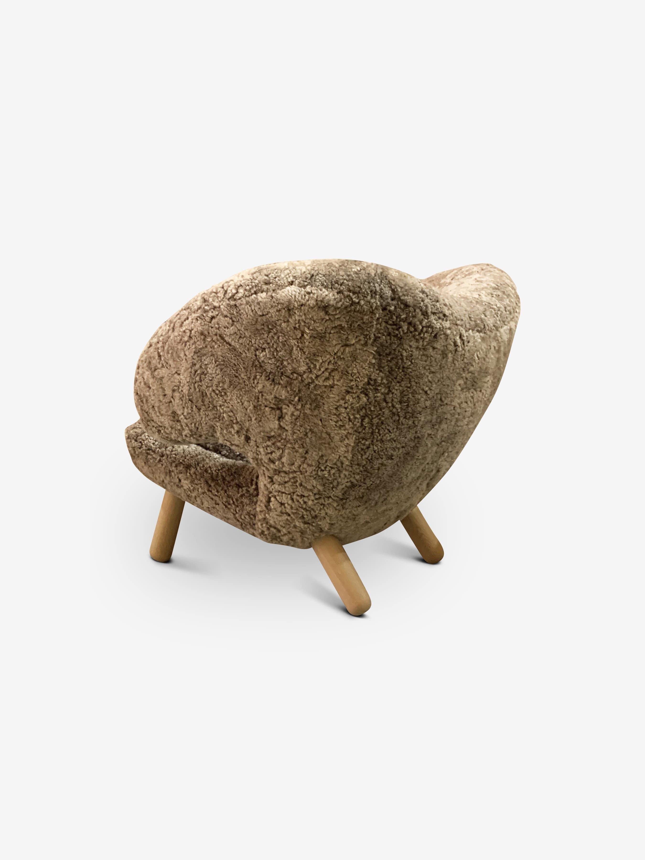 Finn Juhl Pelican Chair in Sahara Sheepskin by House of Finn Juhl 4