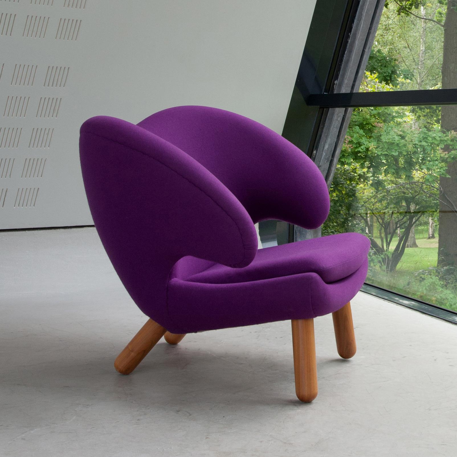 Finn Juhl Pelican Chair Purple Fabric Divina and Wood In Good Condition In Barcelona, Barcelona