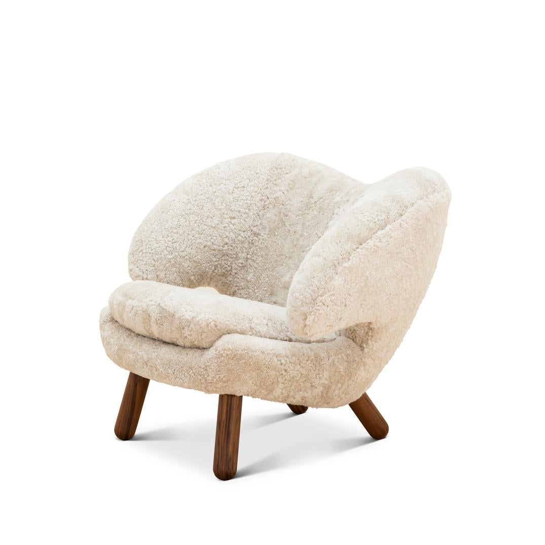 Modern Finn Juhl Pelican Chair Skandilock Sheep Moonlight and Wood For Sale