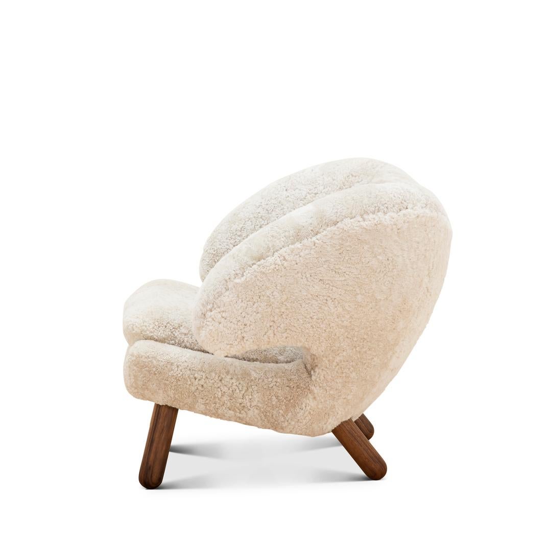 Finn Juhl Pelican Chair Skandilock Sheep Moonlight and Wood In New Condition For Sale In Barcelona, Barcelona