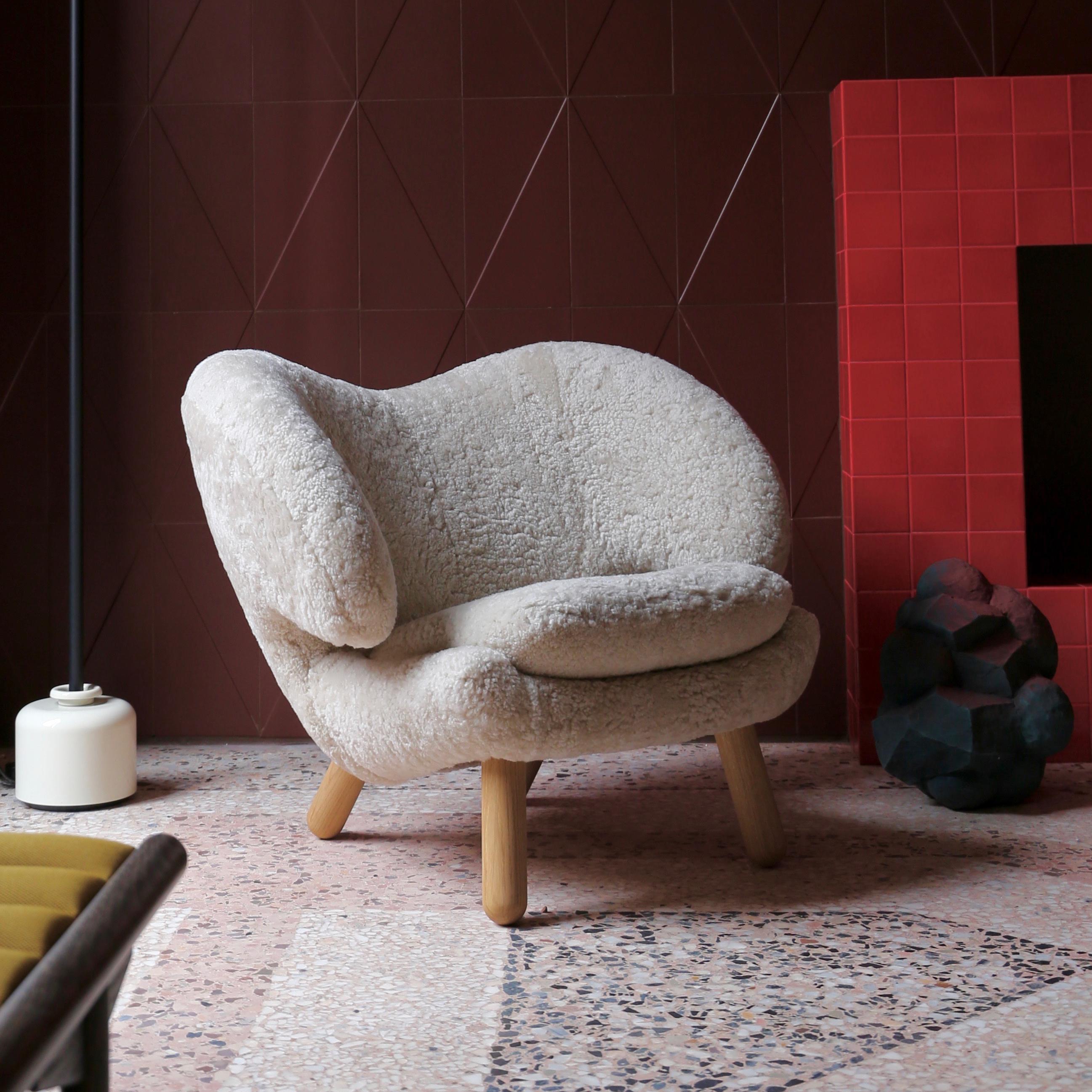 Chaise Pélican conçue par Finn Juhl en 1940.
Fabriqué par la Maison Finn Juhl au Danemark.

Le fauteuil Pélican était probablement le plus en avance sur son temps. Lorsqu'il a été présenté à l'exposition de la Guild des ébénistes de Copenhague en