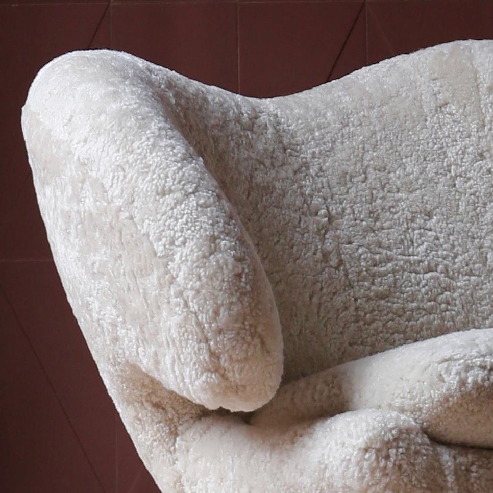 Moderne Chaise Pelican de Finn Juhl en bois et mouton Skandilock Moonlight