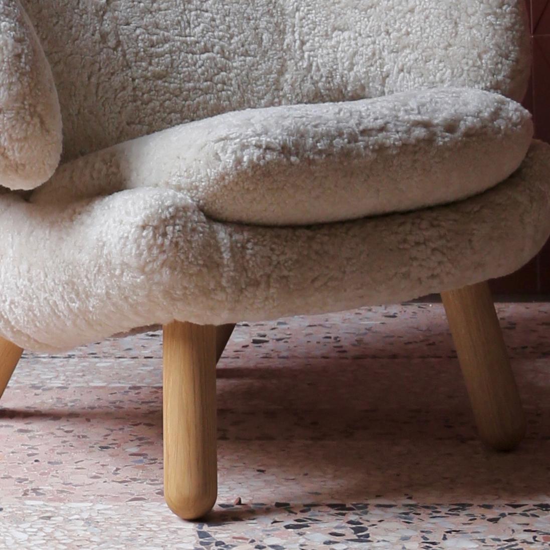 Danois Chaise Pelican de Finn Juhl en bois et mouton Skandilock Moonlight