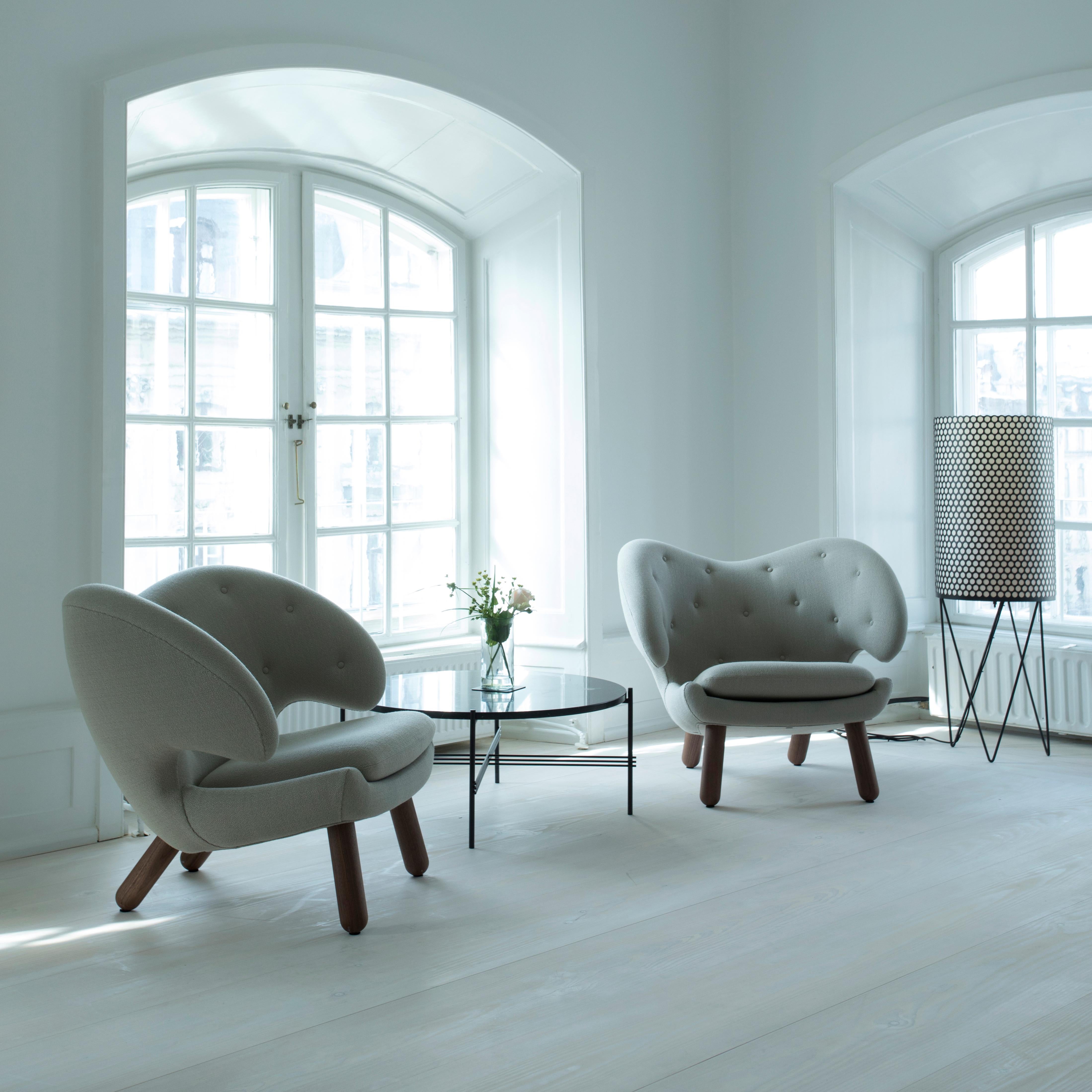 Chaise Pelican de Finn Juhl en bois et mouton Skandilock Moonlight 2