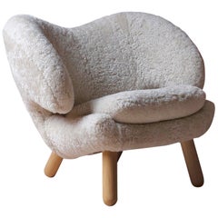 Chaise Pelican de Finn Juhl en bois et mouton Skandilock Moonlight