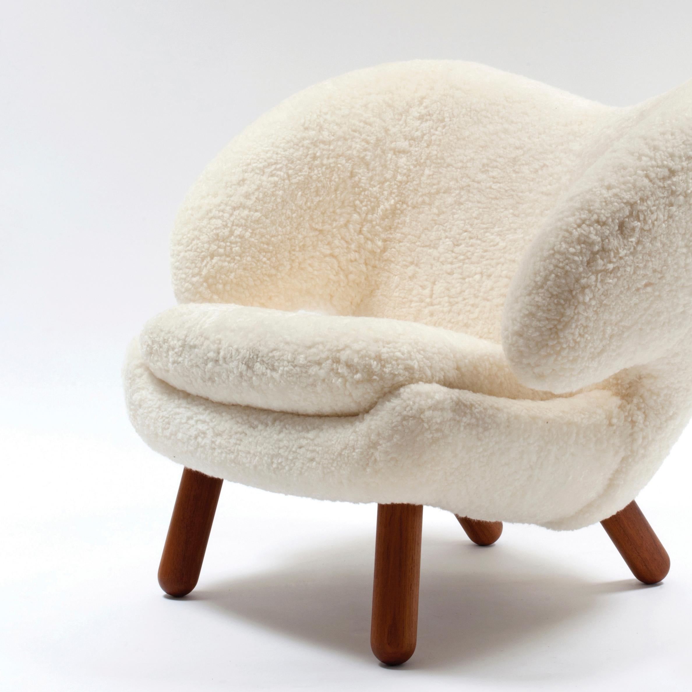 Modern Finn Juhl Pelican Chair Skandilock Sheep Offwhite and Wood For Sale