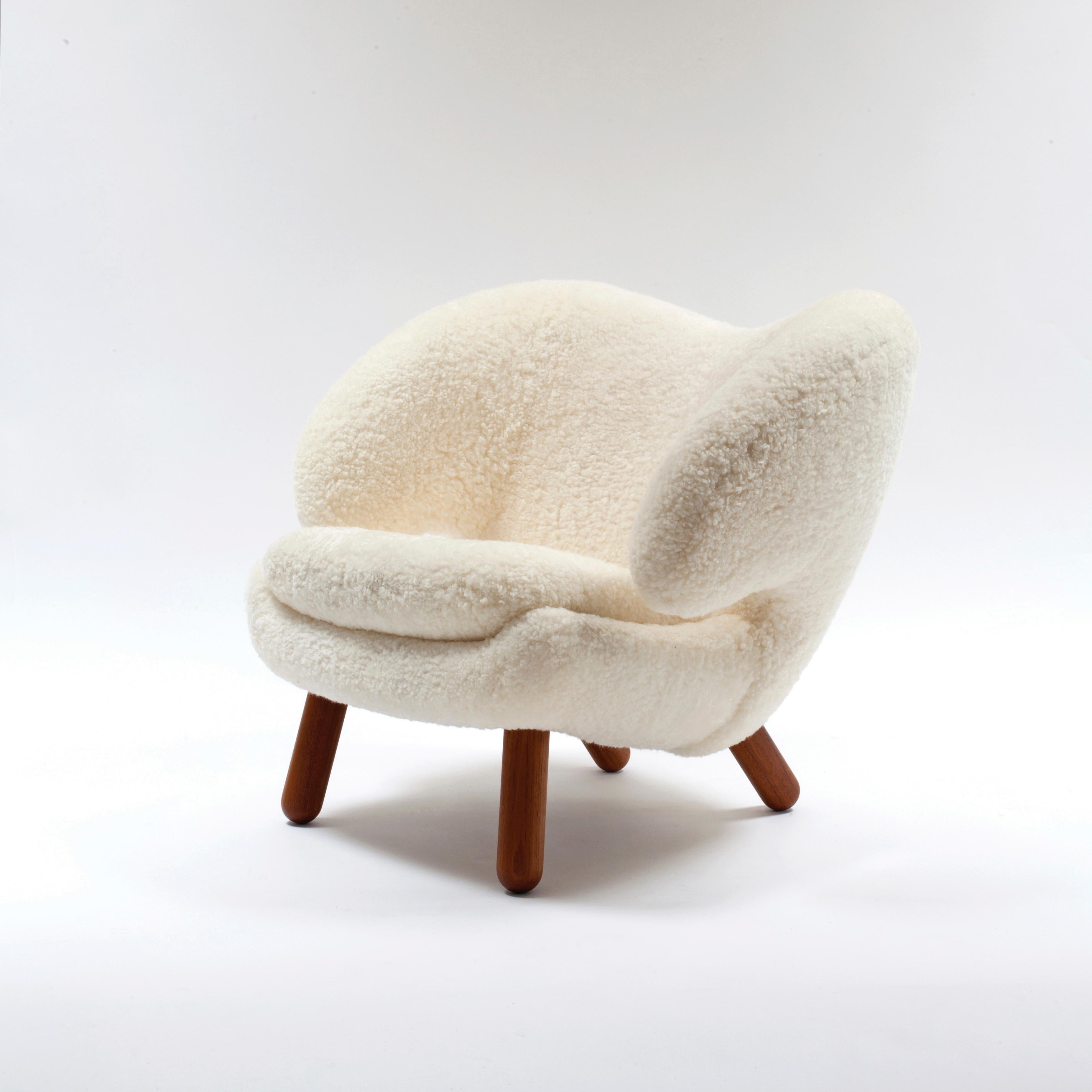 Finn Juhl Pelican Chair Skandilock Sheep Offwhite and Wood In Good Condition For Sale In Barcelona, Barcelona