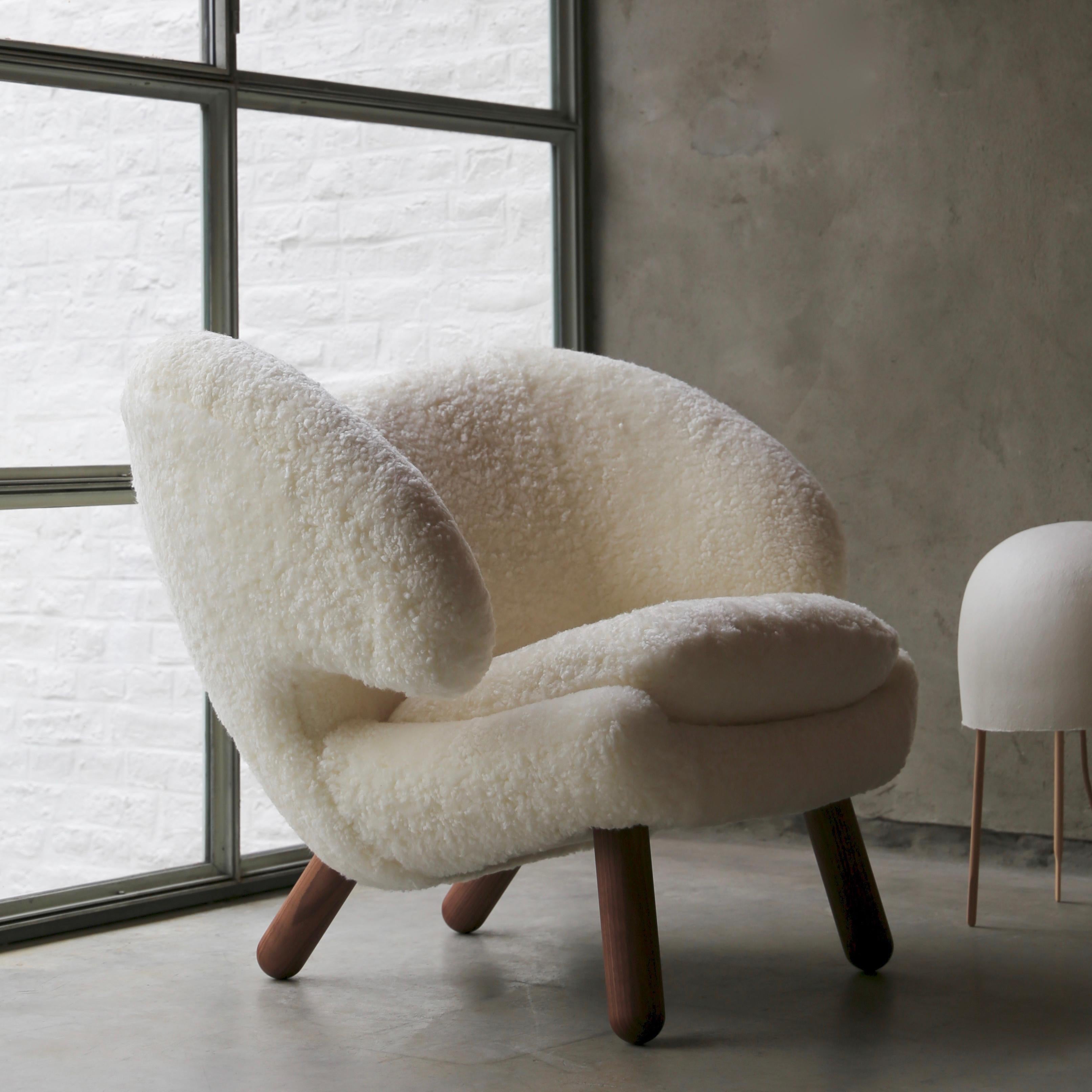 Contemporary Finn Juhl Pelican Chair Skandilock Sheep Offwhite and Wood For Sale