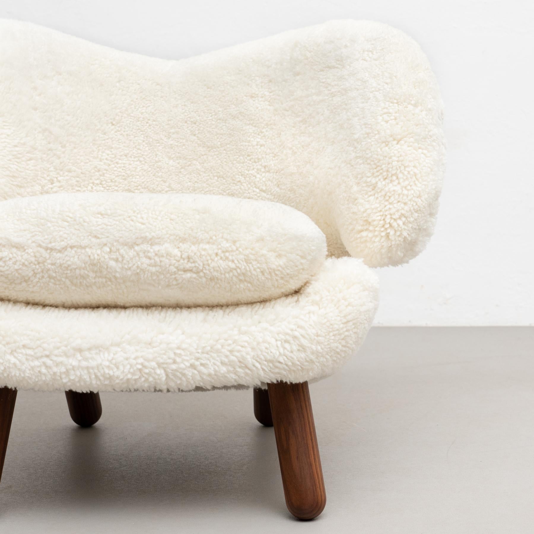 Finn Juhl Pelican Chair Upholstered in Offwhite Sheepskin (Chaise Pélican recouverte de peau de mouton blanc cassé) en vente 3